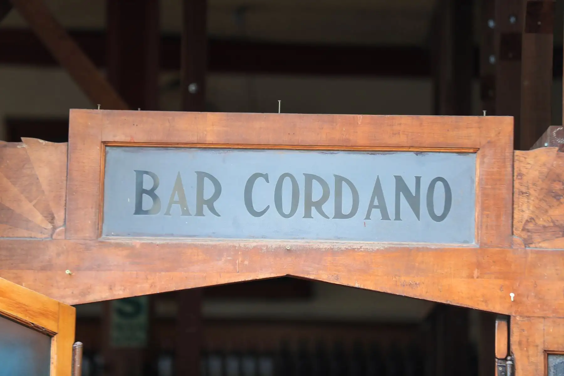 Fundado en 1905, el Bar Cordano se ha mantenido como un espacio emblemático de la vida limeña, donde convergen historia, política y tradición popular, a pocos pasos del Palacio de Gobierno. Foto: ANDINA/Ricardo Cuba