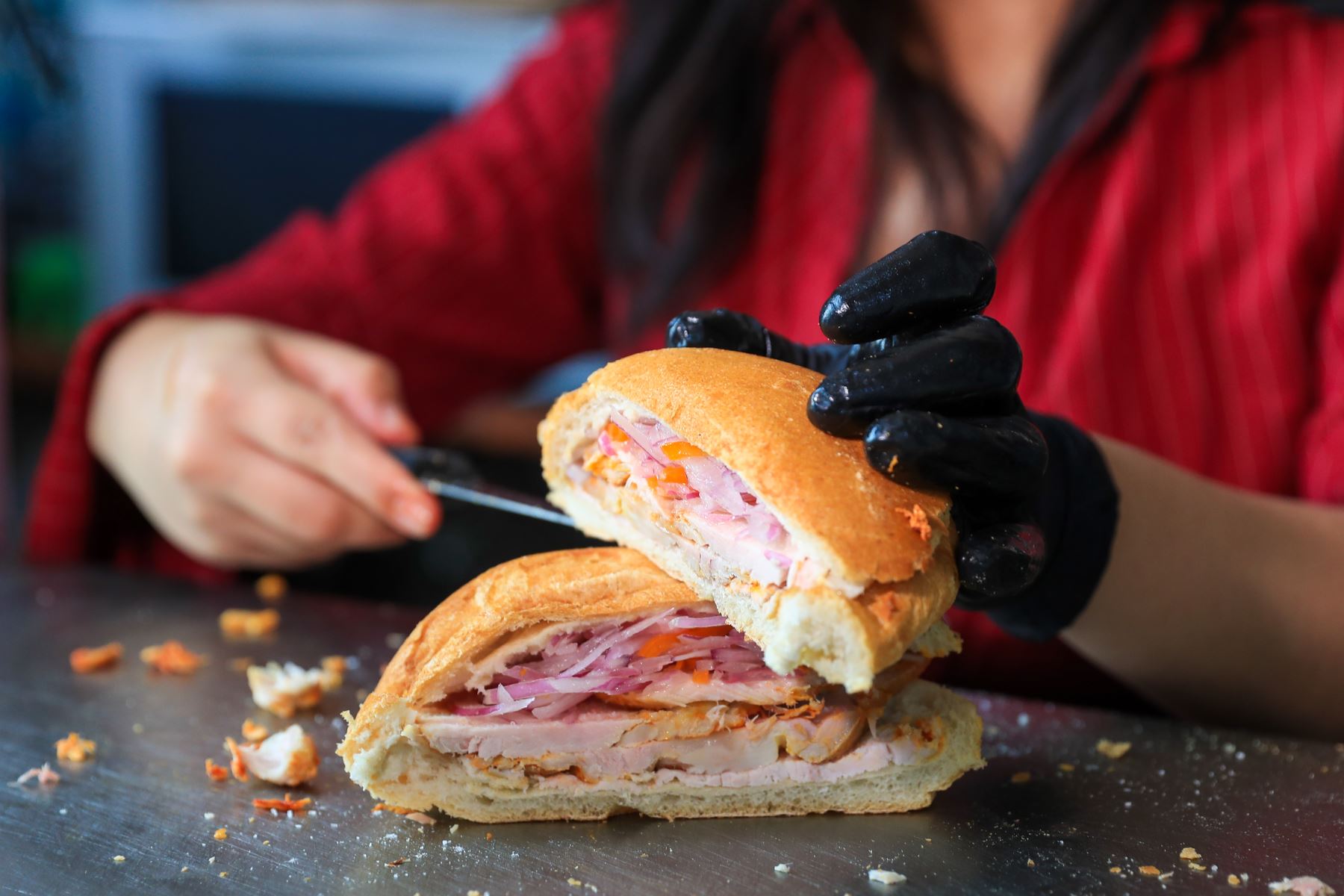 La estética clásica del establecimiento, con mobiliario y decoración de época, refuerza su carácter histórico y transporta a los visitantes a distintas etapas de la vida social y política de la capital. Foto: ANDINA/Ricardo Cuba