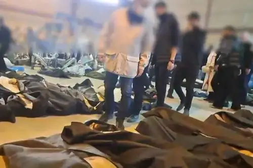Esta captura de video muestra cuerpos sin vida en el Centro de Diagnóstico y Laboratorio Forense de Teherán, junto a quienes parecen ser familiares afligidos buscando a sus seres queridos. Imagen: AFP- SOURCE: ANONYMOUS.