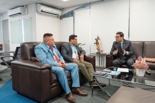 El presidente de la FEP, Dante Cueva, solicitó que se realicen precisiones normativas, señalando que en diversas universidades no se viene aplicando correctamente la disposición que permite obtener el grado de bachiller mediante la aprobación del curso de investigación en el último semestre. Asimismo, expresó su preocupación por los retrasos en la entrega del carné universitario, debido al envío tardío de información por parte de algunas casas de estudio.