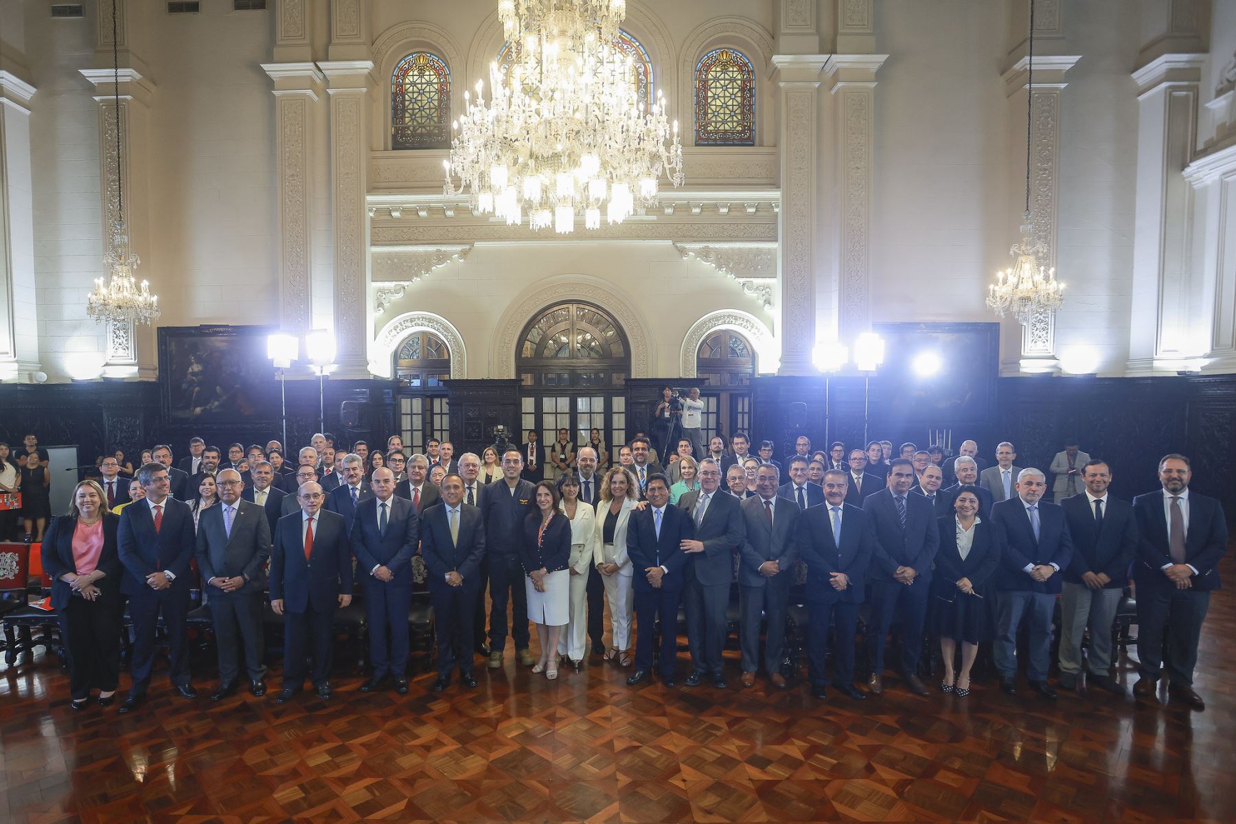 El presidente de la República, José Jerí, presentó la Política Nacional Multisectorial de Comercio Exterior al 2040, instrumento estratégico que orientará las acciones del Estado para consolidar y expandir el comercio exterior peruano. El mandatario destacó que esta herramienta permitirá aprovechar de manera responsable el potencial de cada región y constituirá un legado de su gobierno para fortalecer la presencia del país en mercados globales y dinamizar su economía. Foto: ANDINA/Prensa Presidencia