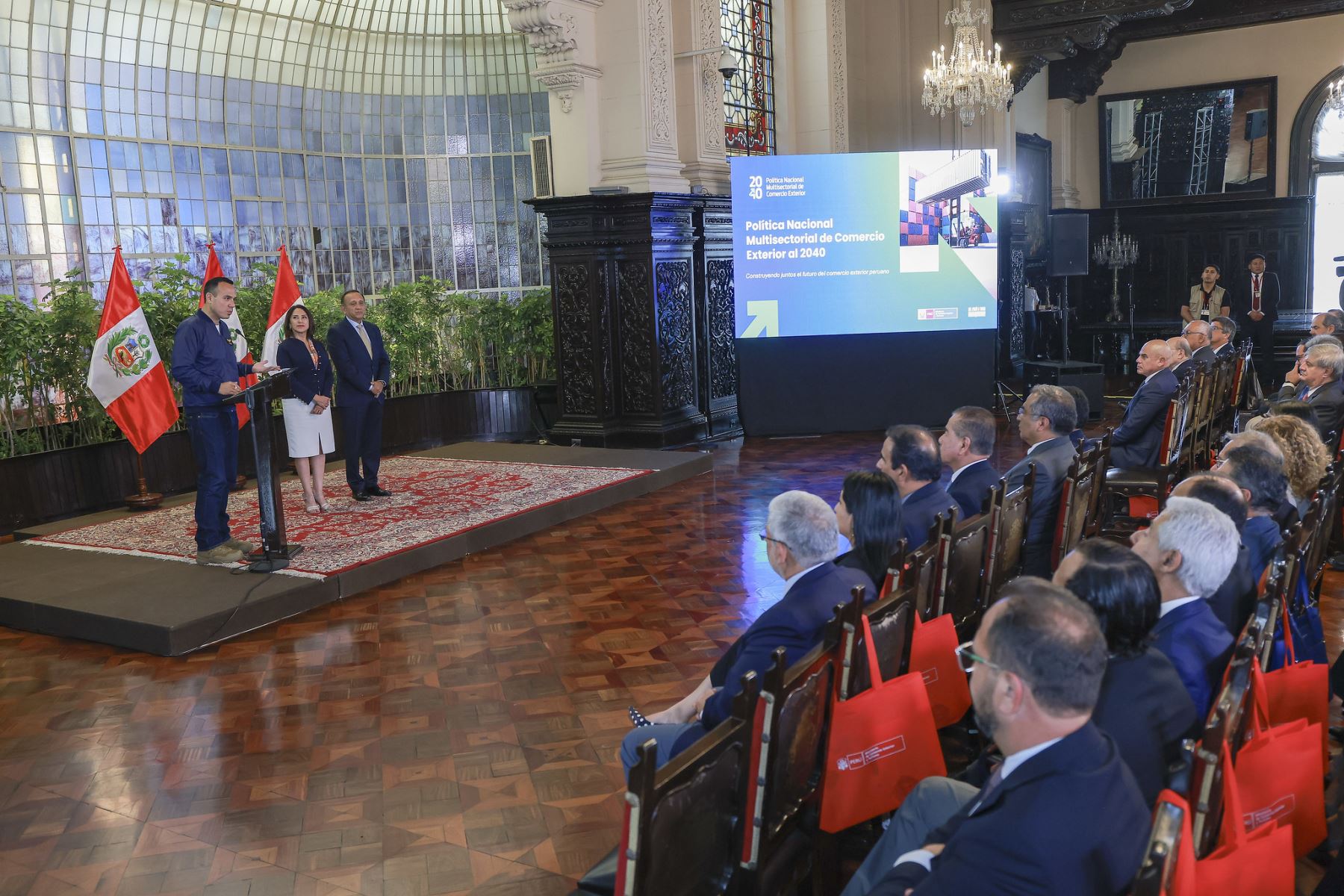 El presidente de la República, José Jerí, presentó la Política Nacional Multisectorial de Comercio Exterior al 2040, instrumento estratégico que orientará las acciones del Estado para consolidar y expandir el comercio exterior peruano. El mandatario destacó que esta herramienta permitirá aprovechar de manera responsable el potencial de cada región y constituirá un legado de su gobierno para fortalecer la presencia del país en mercados globales y dinamizar su economía. Foto: ANDINA/Prensa Presidencia