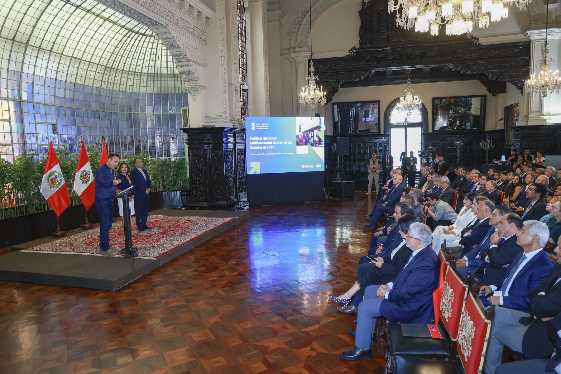 El presidente de la República, José Jerí, presentó la Política Nacional Multisectorial de Comercio Exterior al 2040, instrumento estratégico que orientará las acciones del Estado para consolidar y expandir el comercio exterior peruano. El mandatario destacó que esta herramienta permitirá aprovechar de manera responsable el potencial de cada región y constituirá un legado de su gobierno para fortalecer la presencia del país en mercados globales y dinamizar su economía. Foto: ANDINA/Prensa Presidencia