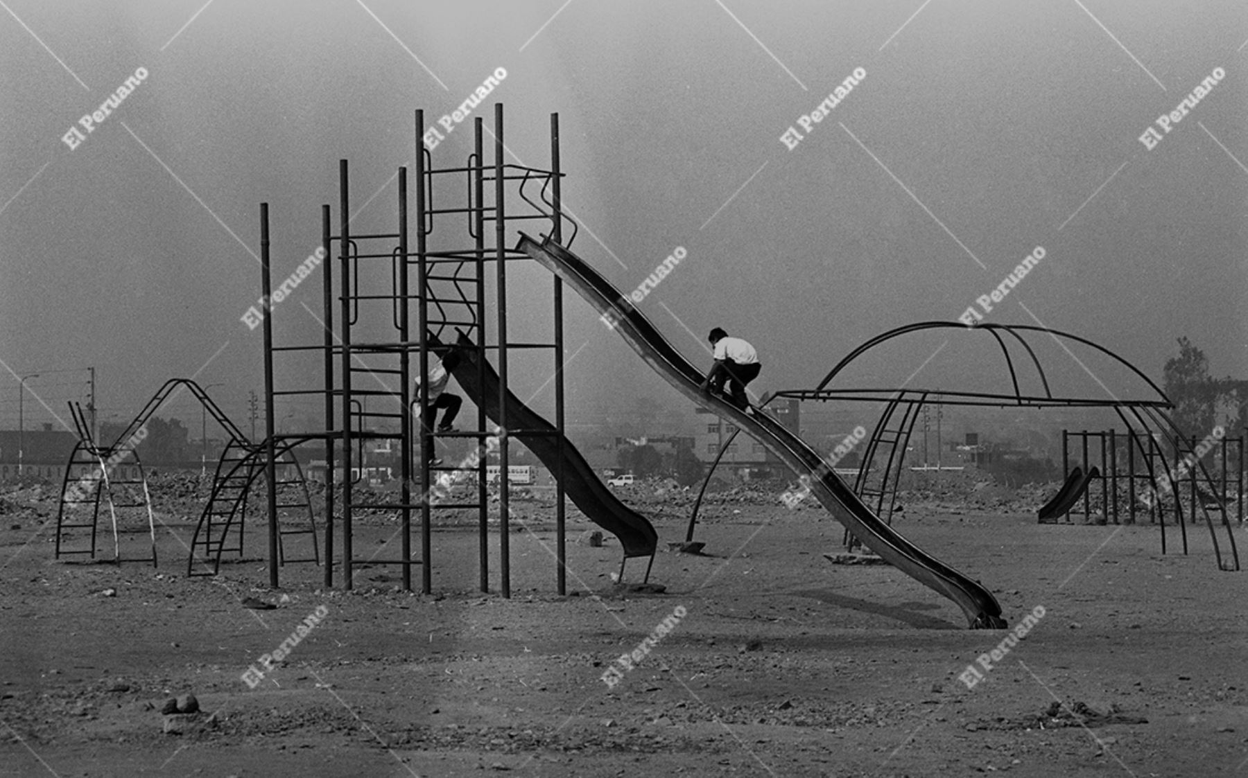 Lima, 19 de junio de 1995. Parque infantil en el distrito de San Juan de Lurigancho, espacio recreativo que evidencia el desarrollo de áreas públicas destinadas a la niñez y la vida familiar en medio del crecimiento urbano del distrito. Foto: Archivo Histórico de El Peruano