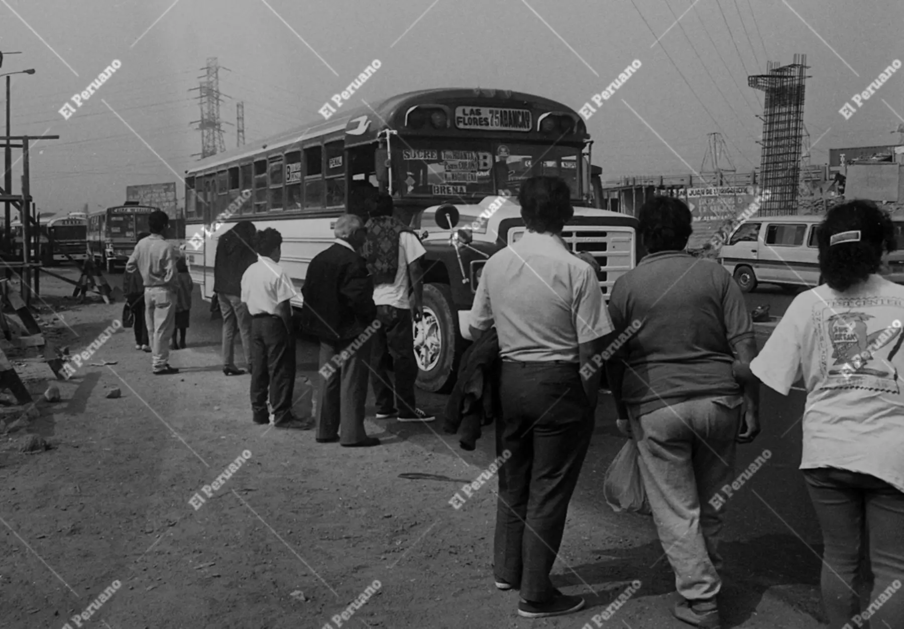 Lima, 19 de junio de 1995. Escena del transporte público en el distrito de San Juan de Lurigancho, que refleja la alta demanda de movilidad y los desafíos urbanos asociados al crecimiento poblacional en una de las zonas más dinámicas de la capital. Foto: Archivo Histórico de El Peruano