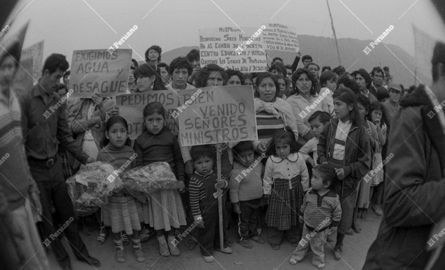 Lima, 24 de agosto de 1985. Pobladores de San Juan de Lurigancho expresan su demanda de obras de agua potable durante una visita oficial, evidenciando las principales necesidades de servicios básicos en el distrito en esa etapa de crecimiento urbano. Foto: Archivo Histórico de El Peruano