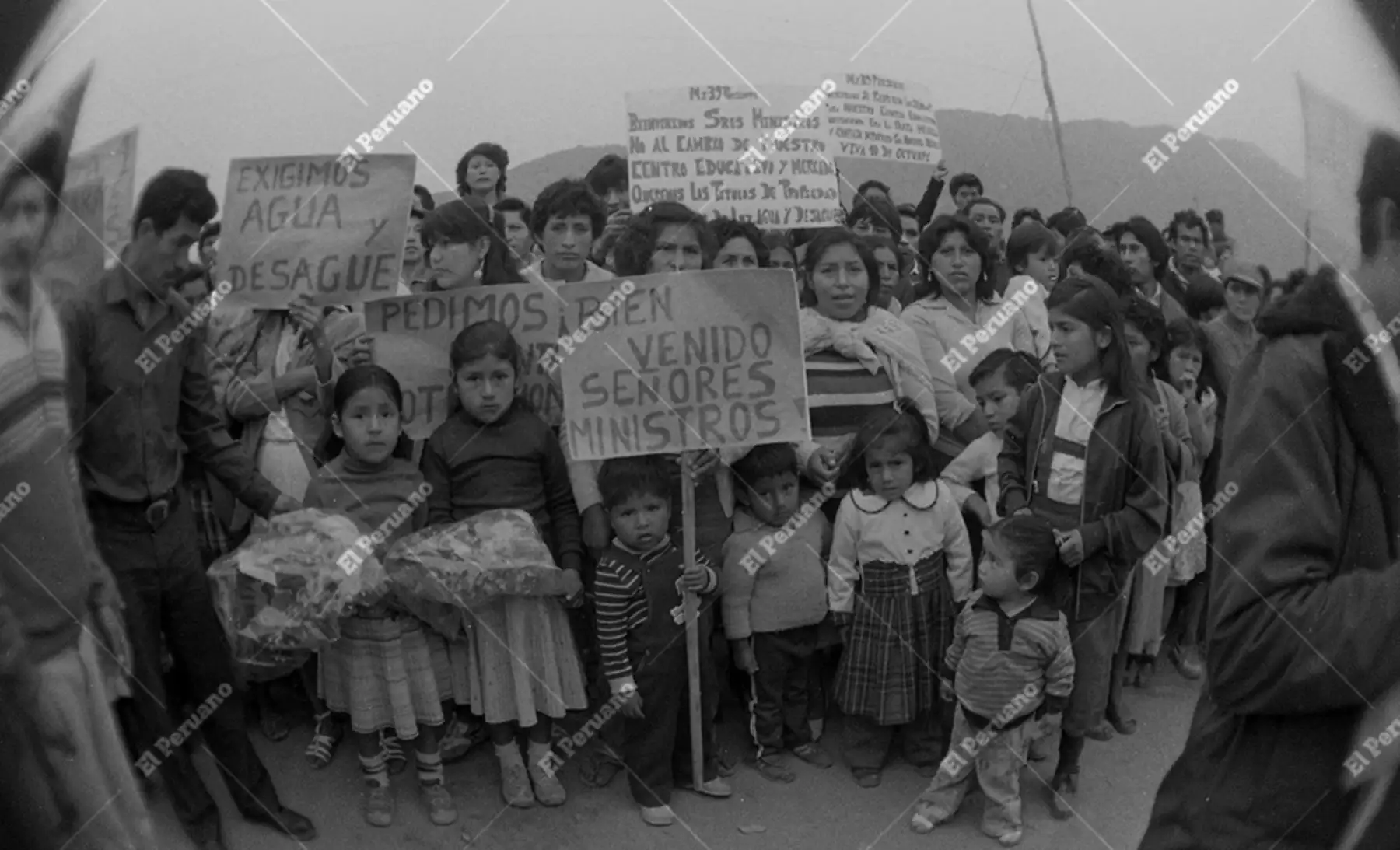 Lima, 24 de agosto de 1985. Pobladores de San Juan de Lurigancho expresan su demanda de obras de agua potable durante una visita oficial, evidenciando las principales necesidades de servicios básicos en el distrito en esa etapa de crecimiento urbano. Foto: Archivo Histórico de El Peruano