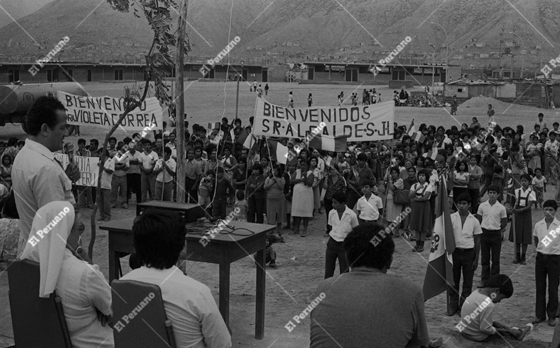 Lima, 21 de mayo de 1983. Ricardo Reyes Dioses, entonces alcalde de San Juan de Lurigancho, participa en la inauguración de obras en un asentamiento humano, acto que refleja los esfuerzos municipales por dotar de servicios e infraestructura básica a las zonas en proceso de consolidación urbana del distrito. Foto: Archivo Histórico de El Peruano