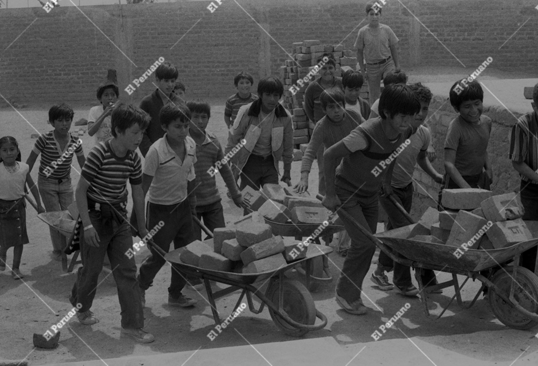 Lima, 25 de octubre de 1981. Niños del distrito de San Juan de Lurigancho participan en una acción comunal denominada “Operación Ladrillo”, iniciativa vecinal que promovía la solidaridad y el trabajo colectivo para mejorar la infraestructura y las condiciones de vida en las primeras etapas de desarrollo del distrito. Foto: Archivo Histórico de El Peruano