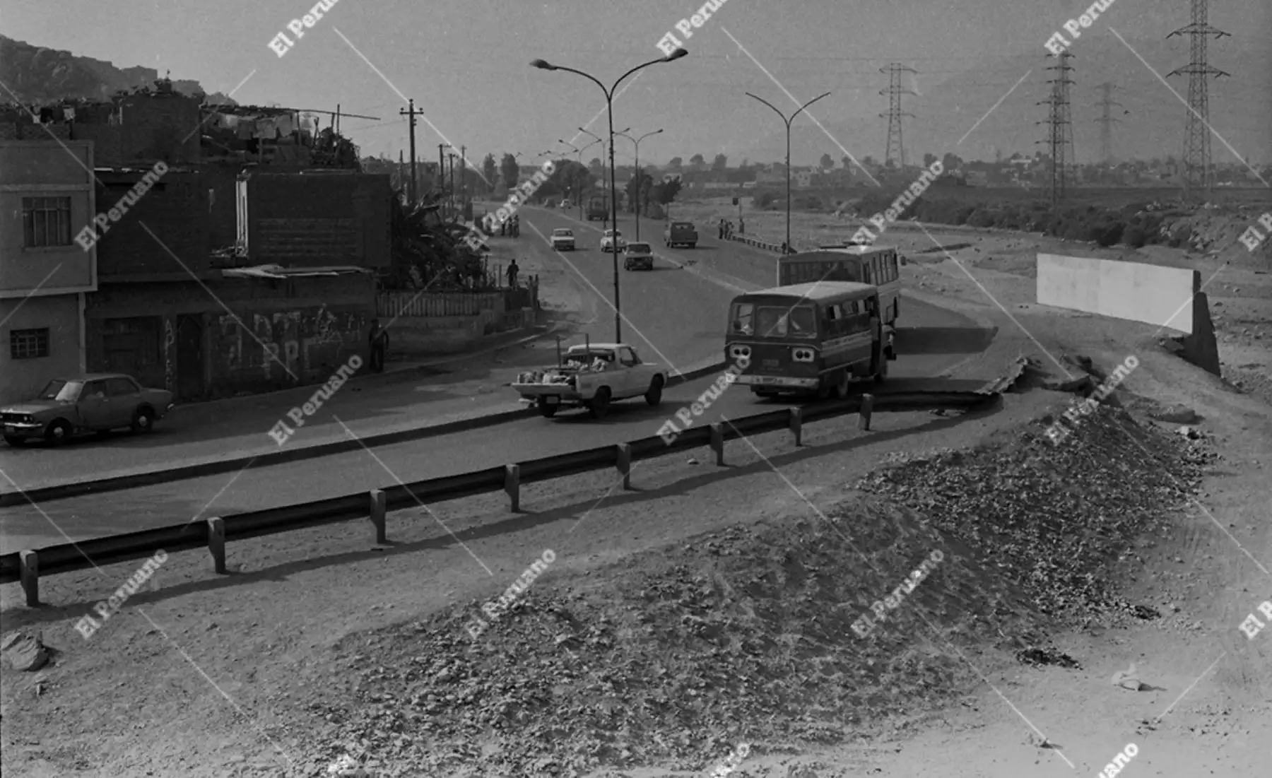 Lima, 7 de junio de 1981. Vista de la zona conocida como la “Curva de la muerte” en el distrito de San Juan de Lurigancho, punto crítico de tránsito que reflejaba los riesgos viales y las carencias de infraestructura durante los primeros años de expansión urbana del distrito. Foto: Archivo Histórico de El Peruano