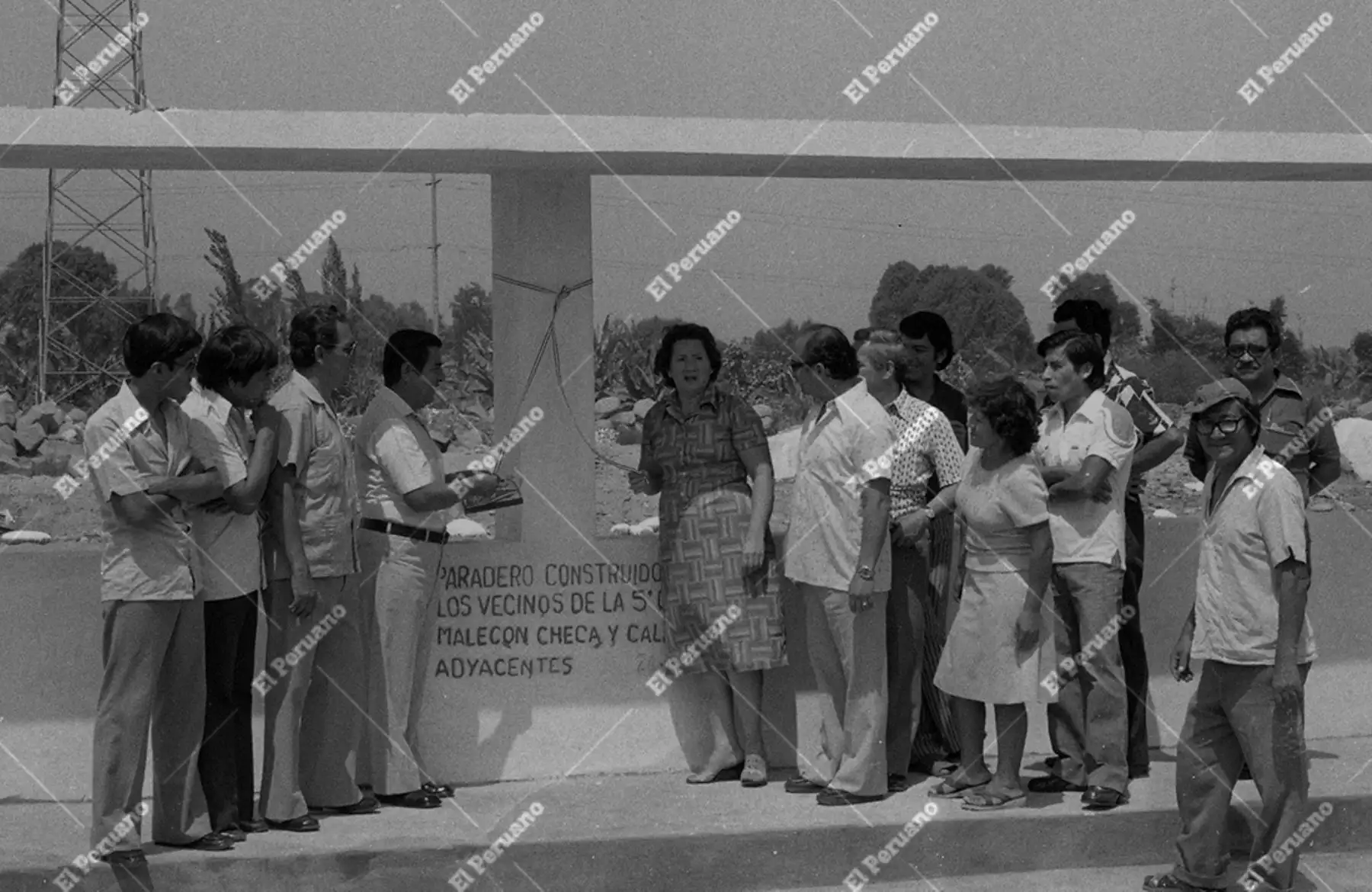 Lima, 26 de abril de 1980. Ceremonia de inauguración del paradero de pasajeros del Malecón Checa, en el sector Zárate del distrito de San Juan de Lurigancho, obra que contribuyó a mejorar la movilidad y el acceso al transporte público durante una etapa clave de expansión urbana. Foto: Archivo Histórico de El Peruano