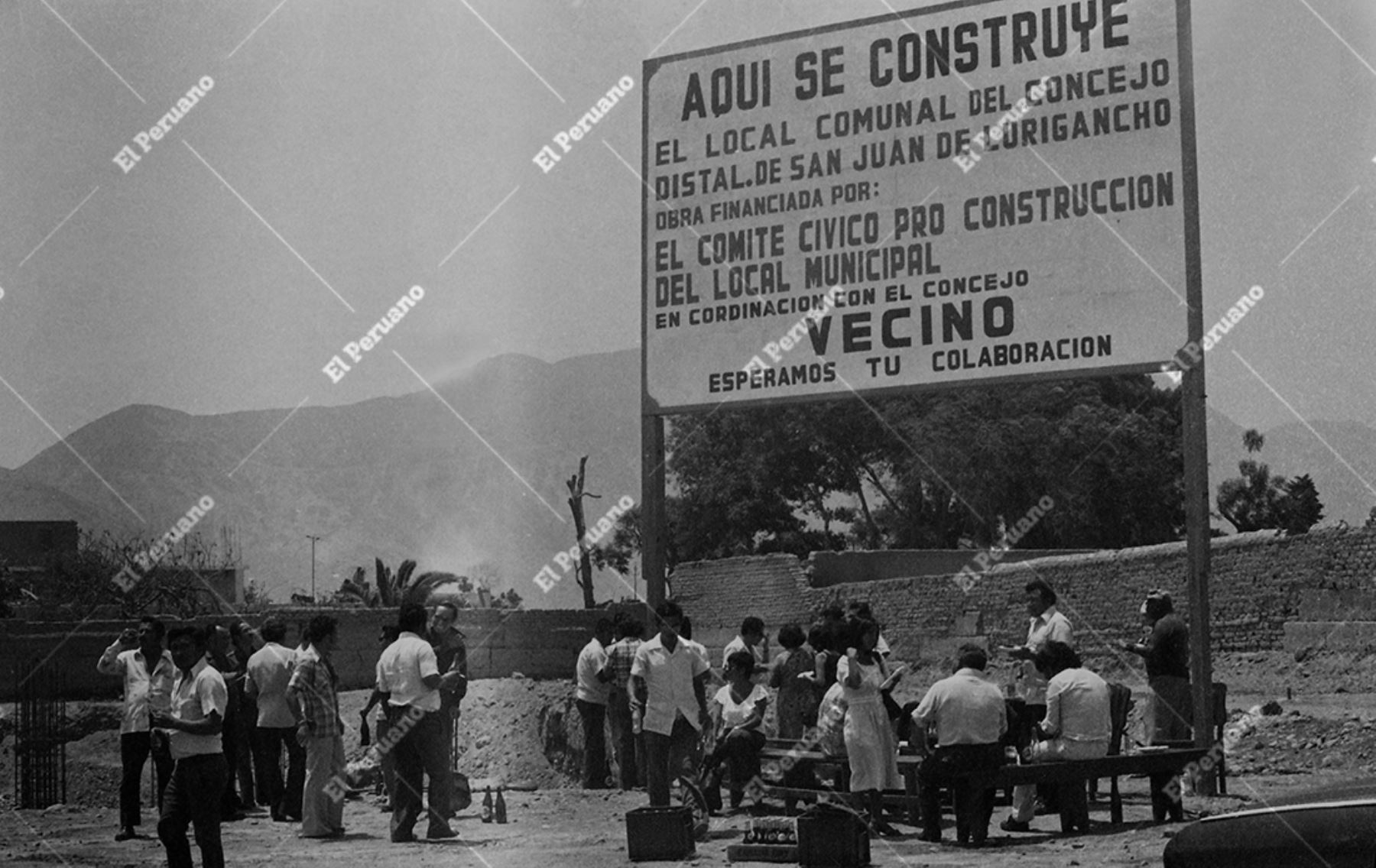 Lima, 26 de enero de 1979. Vecinos participan en una actividad comunal pro construcción del local del Concejo Distrital de San Juan de Lurigancho), reflejando la organización vecinal y el trabajo colectivo que acompañaron los primeros años de institucionalización y desarrollo del distrito. Foto: Archivo Histórico de El Peruano