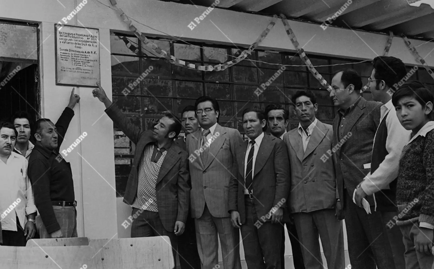 Lima, 27 de junio de 1976. Acto de inauguración de cinco aulas del Centro Educativo N.° 071, en el sector Las Flores del distrito de San Juan de Lurigancho, reflejo del esfuerzo por ampliar la infraestructura educativa y atender la creciente demanda escolar en una etapa clave del desarrollo distrital. Foto: Archivo Histórico de El Peruano