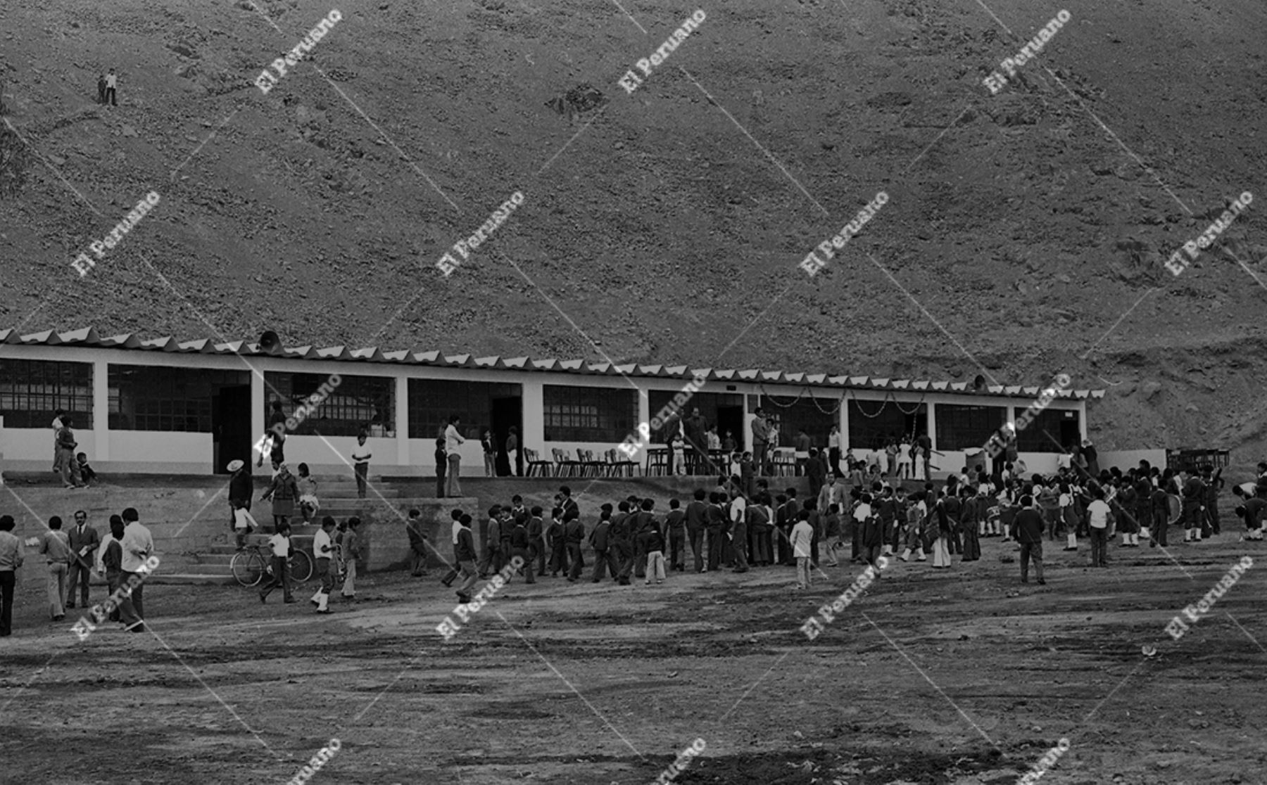 Lima, 27 de junio de 1976. Inauguración de cinco aulas del Centro Educativo N.° 071, en el sector Las Flores del distrito de San Juan de Lurigancho, hito que evidencia el impulso a la educación y el crecimiento de la infraestructura escolar en los primeros años de consolidación del distrito. Foto: Archivo Histórico de El Peruano