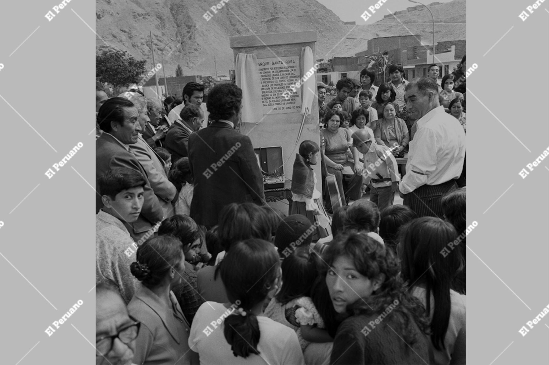 Lima, 20 de junio de 1976. Ceremonia de inauguración del parque Santa Rosa, en el sector Caja de Agua del distrito de San Juan de Lurigancho, acto que simboliza la creación de espacios públicos y el fortalecimiento de la vida comunitaria en una etapa temprana del crecimiento urbano del distrito. Foto: Archivo Histórico de El Peruano