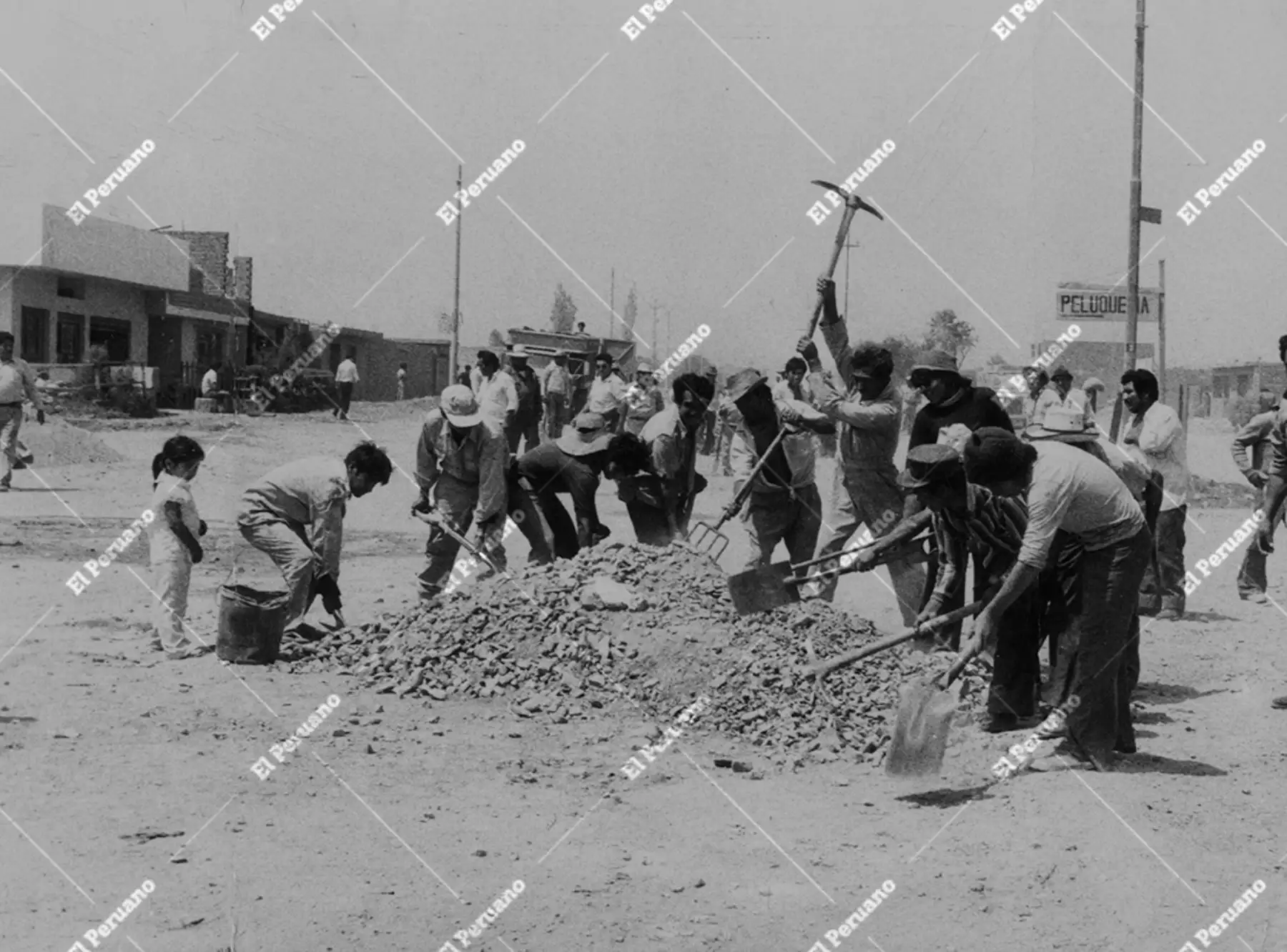 Lima, 18 de abril de 1976. Vecinos del sector Campoy participan en una actividad comunal en el distrito de San Juan de Lurigancho, reflejando el espíritu organizativo y solidario que caracterizó a las primeras comunidades y fue clave en el desarrollo social del distrito. Foto: Archivo Histórico de El Peruano