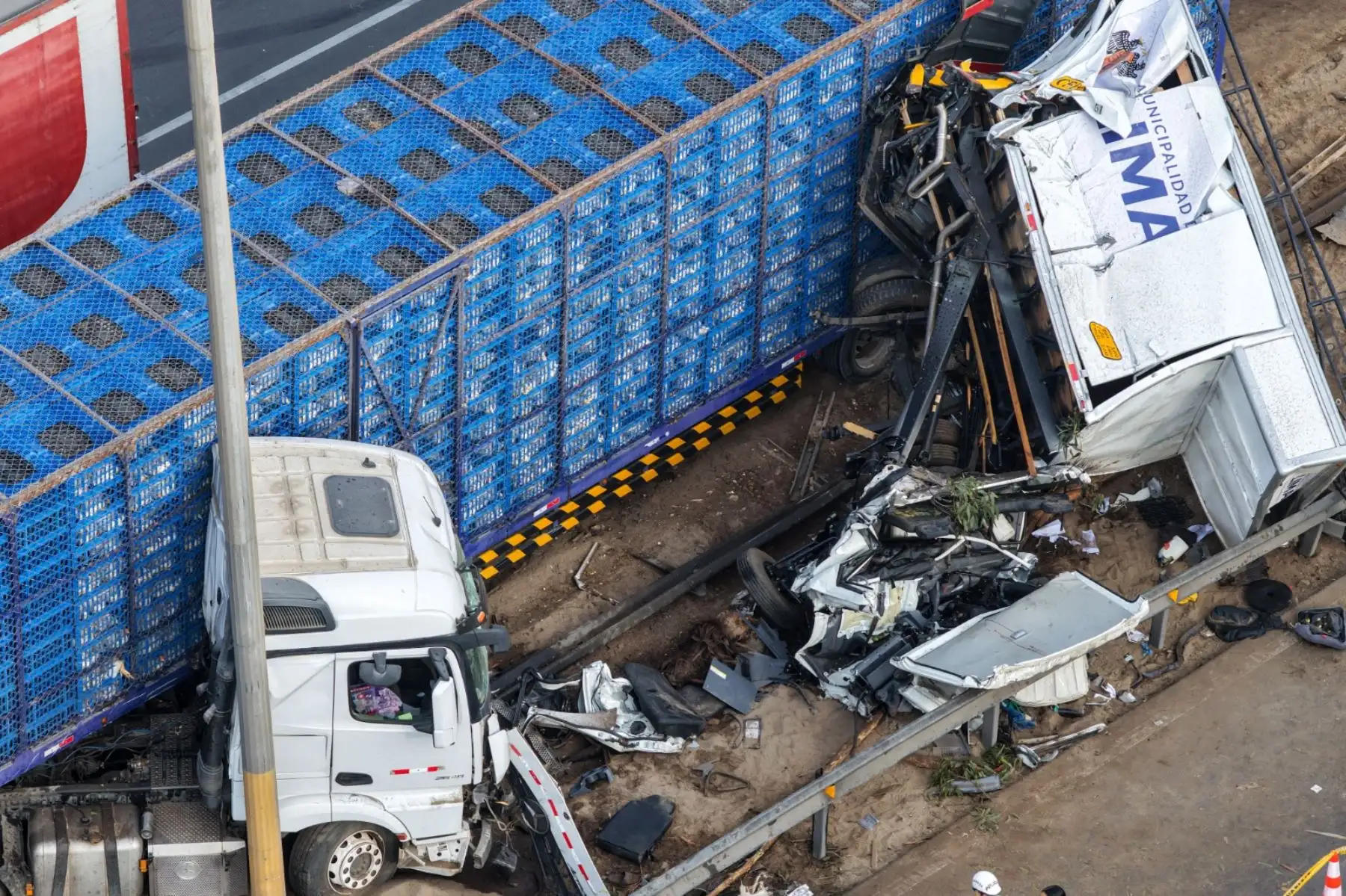 Un violento choque múltiple ocurrido a las 3:55 de la madrugada de hoy en el kilómetro 17 de la Panamericana Sur, a la altura del distrito de San Juan de Miraflores. Foto: ANDINA/Ricardo Cuba