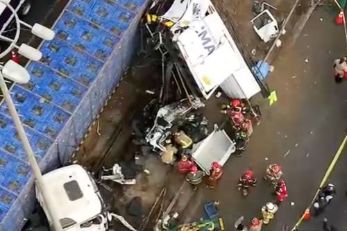 Un muerto y 10 heridos deja choque múltiple en la Panamericana sur. Foto: Captura TV