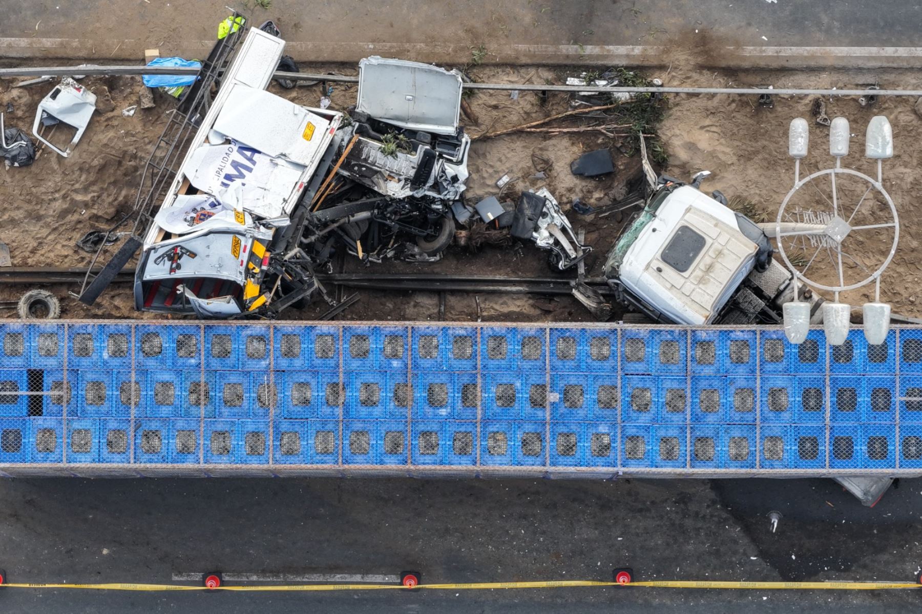 Un violento choque múltiple ocurrido a las 3:55 de la madrugada de hoy en el kilómetro 17 de la Panamericana Sur, a la altura del distrito de San Juan de Miraflores. Foto: ANDINA/Ricardo Cuba
