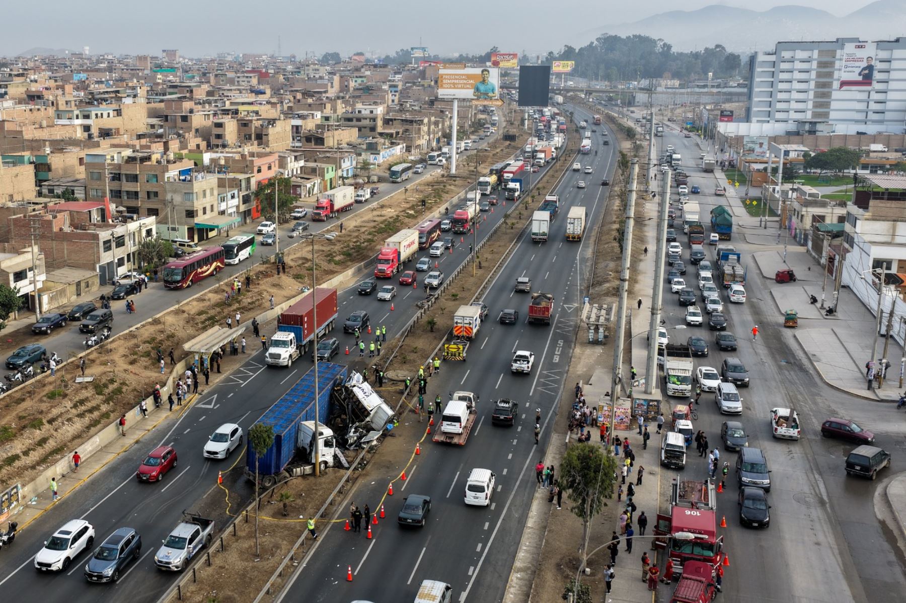 Uno de los camiones terminó volcado y otro quedó parcialmente montado sobre una unidad de carga, lo que evidenciaría la fuerza del choque. Incluso, una de las cabinas quedó orientada en sentido contrario al tránsito habitual, presuntamente producto del violento impacto. Foto: ANDINA/Ricardo Cuba