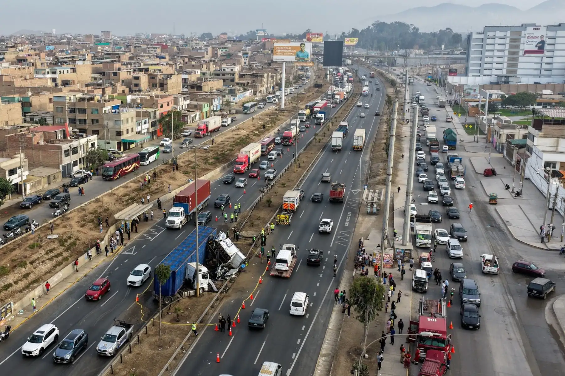 Uno de los camiones terminó volcado y otro quedó parcialmente montado sobre una unidad de carga, lo que evidenciaría la fuerza del choque. Incluso, una de las cabinas quedó orientada en sentido contrario al tránsito habitual, presuntamente producto del violento impacto. Foto: ANDINA/Ricardo Cuba