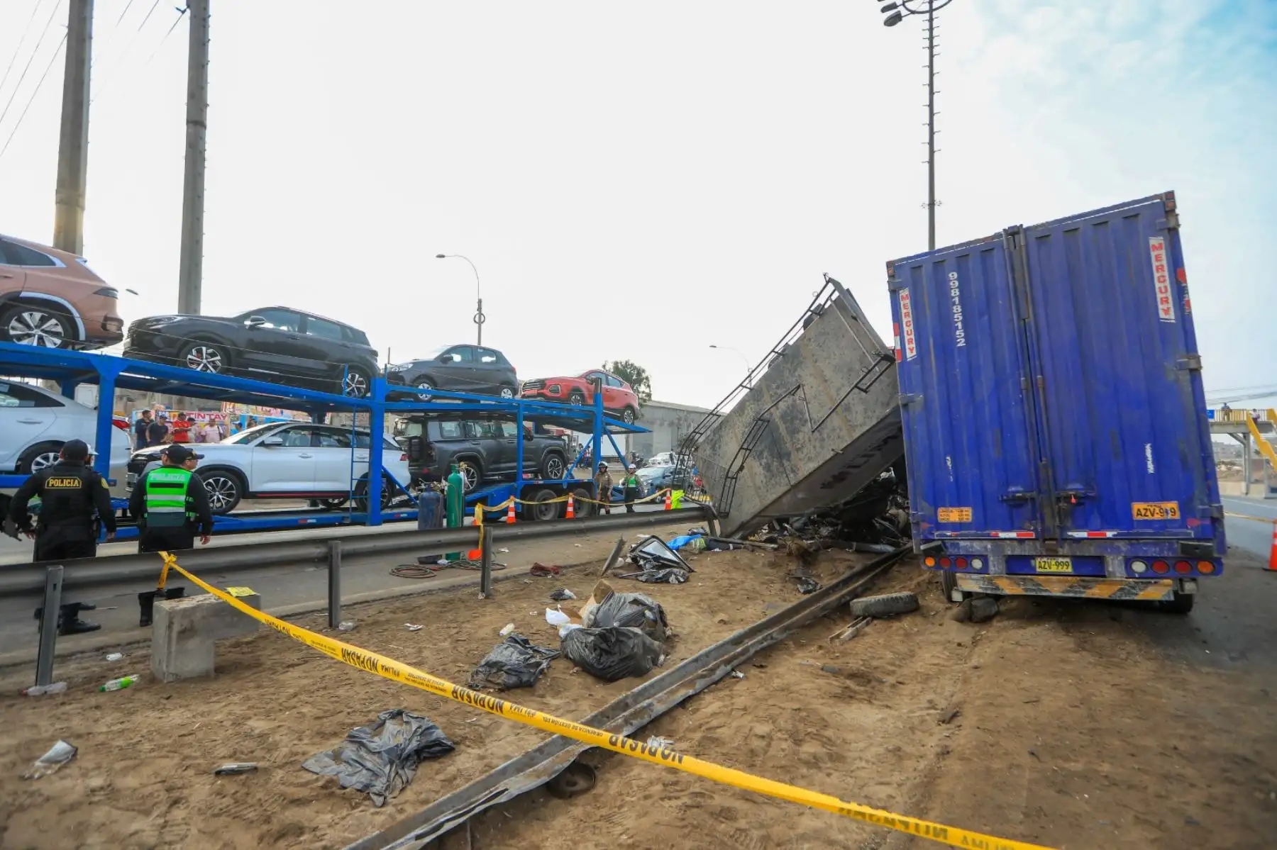 Uno de los camiones terminó volcado y otro quedó parcialmente montado sobre una unidad de carga, lo que evidenciaría la fuerza del choque. Incluso, una de las cabinas quedó orientada en sentido contrario al tránsito habitual, presuntamente producto del violento impacto. Foto: ANDINA/Ricardo Cuba