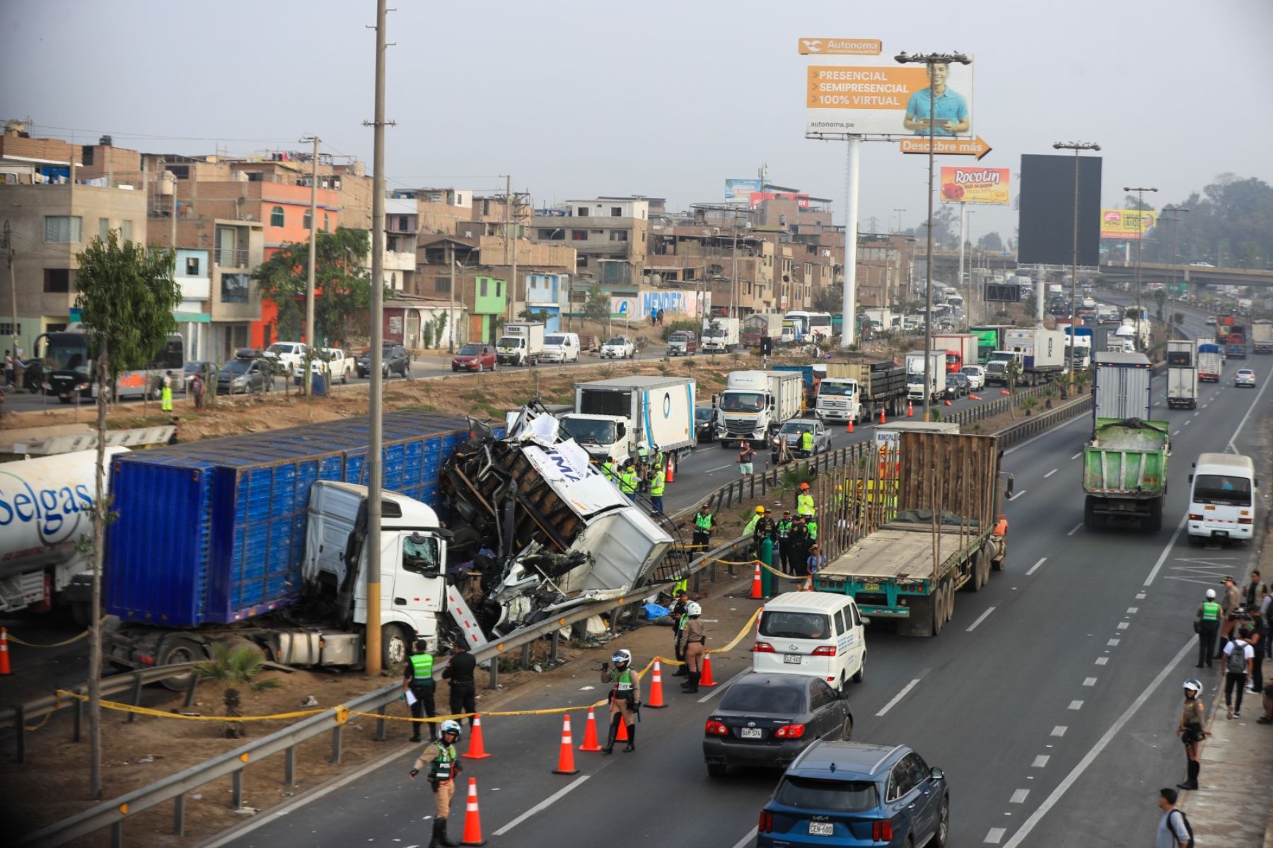 Como consecuencia del accidente y de las labores de emergencia, se formó una extensa congestión vehicular que se extendía varios kilómetros, afectando principalmente el tránsito desde norte a sur, aunque también se registraron demoras en el sentido contrario debido a la presencia de vehículos de emergencia ocupando carriles. Foto: ANDINA/Ricardo Cuba