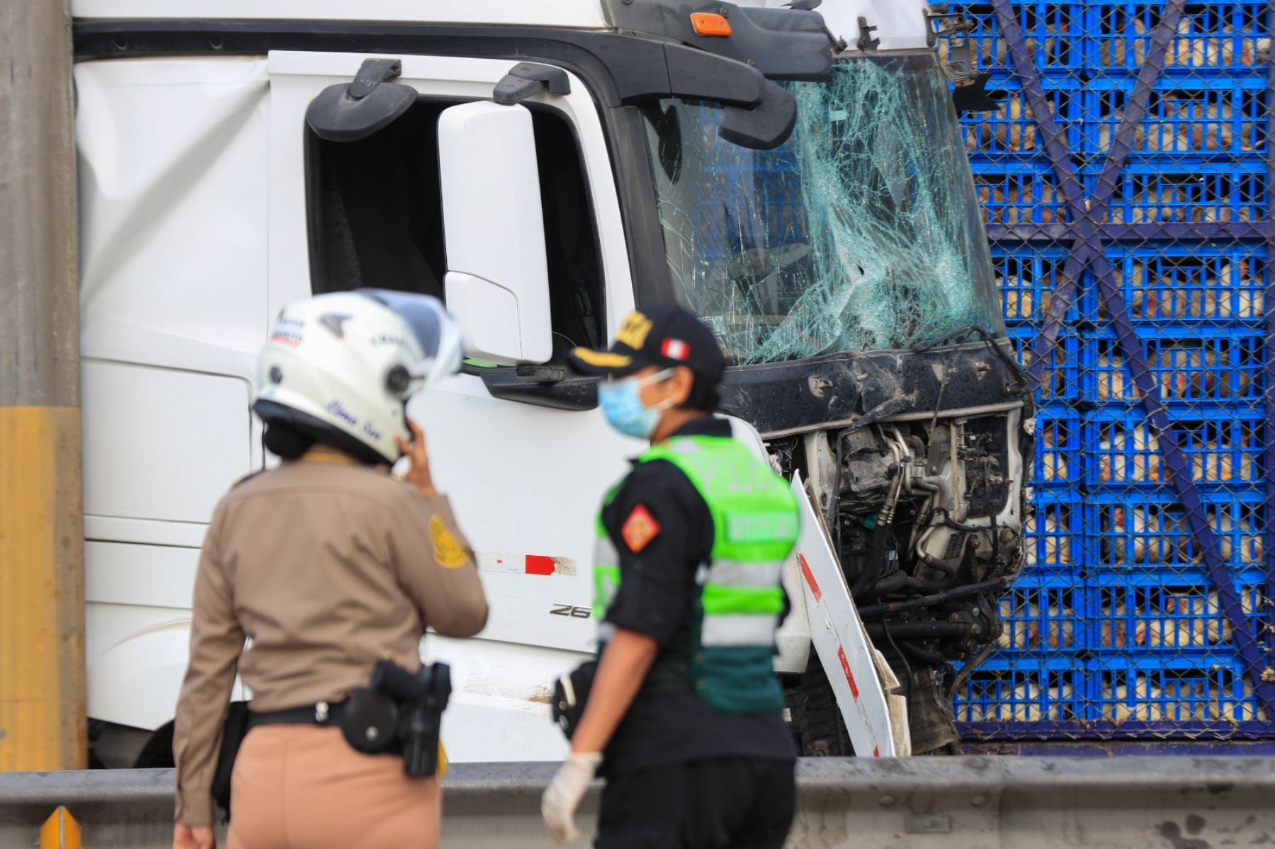 Como consecuencia del accidente y de las labores de emergencia, se formó una extensa congestión vehicular que se extendía varios kilómetros, afectando principalmente el tránsito desde norte a sur, aunque también se registraron demoras en el sentido contrario debido a la presencia de vehículos de emergencia ocupando carriles. Foto: ANDINA/Ricardo Cuba