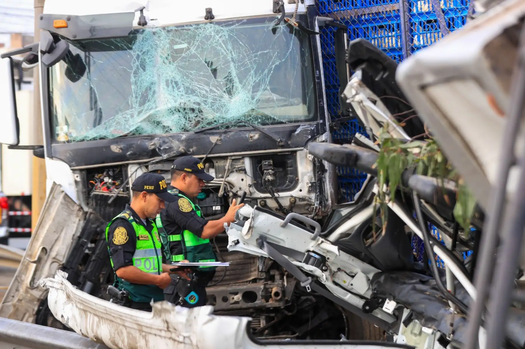 Como consecuencia del accidente y de las labores de emergencia, se formó una extensa congestión vehicular que se extendía varios kilómetros, afectando principalmente el tránsito desde norte a sur, aunque también se registraron demoras en el sentido contrario debido a la presencia de vehículos de emergencia ocupando carriles. Foto: ANDINA/Ricardo Cuba
