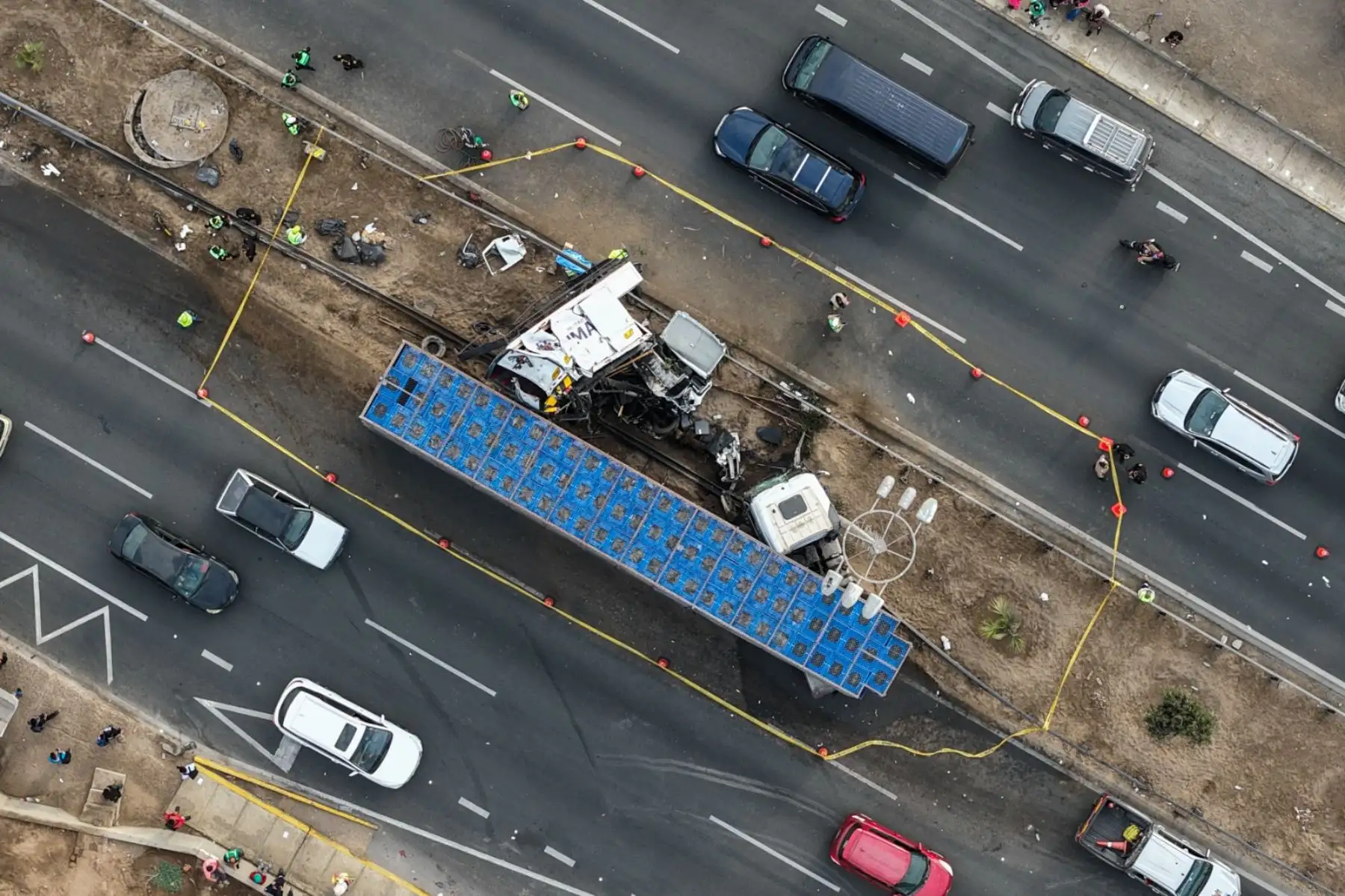 Las causas del accidente aún son materia de investigación por parte de la Policía, que no descarta exceso de velocidad o una colisión en cadena mientras se realizaban labores de limpieza vial en horas de la madrugada. Foto: ANDINA/Ricardo Cuba