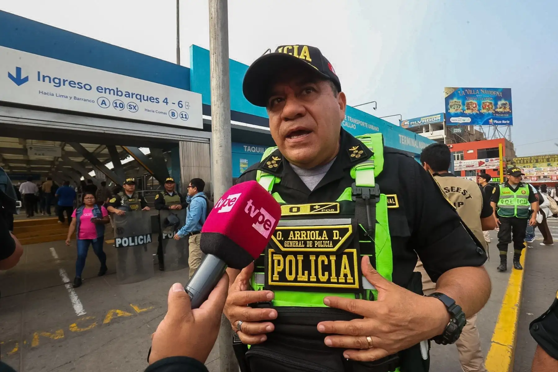El general de la Policía Oscar Arriola realizó una inspección en el óvalo Naranjal de como se va desarrollando el servicio al público en el marco del paro de transportistas.

Foto: Andina / Juan Carlos Guzmán Negrini
