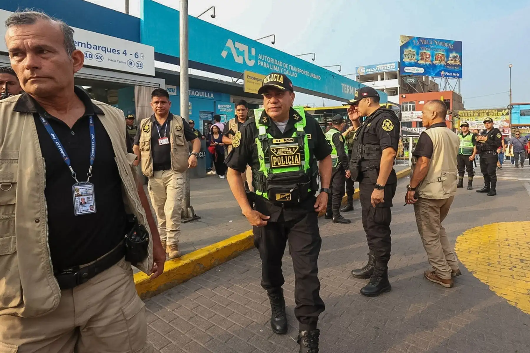 El general de la Policía Oscar Arriola realizó una inspección en el óvalo Naranjal de como se va desarrollando el servicio al público en el marco del paro de transportistas.

Foto: Andina / Juan Carlos Guzmán Negrini
