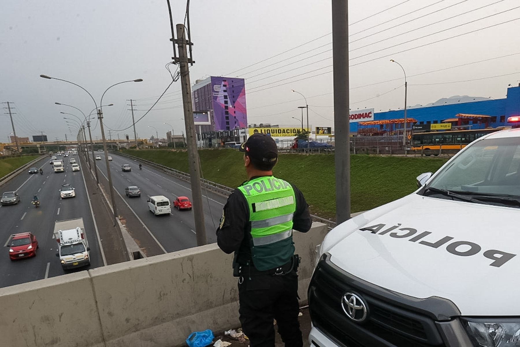 Personal policial custodia los paraderos del óvalo Naranjal para la normal movilización del público tras la convocatoria de paro de transportistas para el día de hoy.

Foto: ANDINA/ Juan Carlos Guzmán Negrini