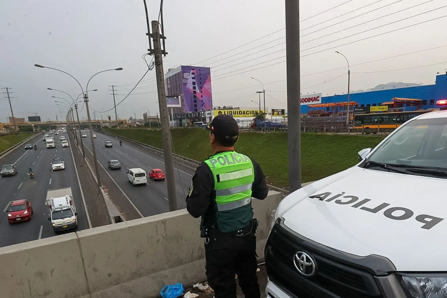 Personal policial custodia los paraderos del óvalo Naranjal para la normal movilización del público tras la convocatoria de paro de transportistas para el día de hoy.

Foto: ANDINA/ Juan Carlos Guzmán Negrini