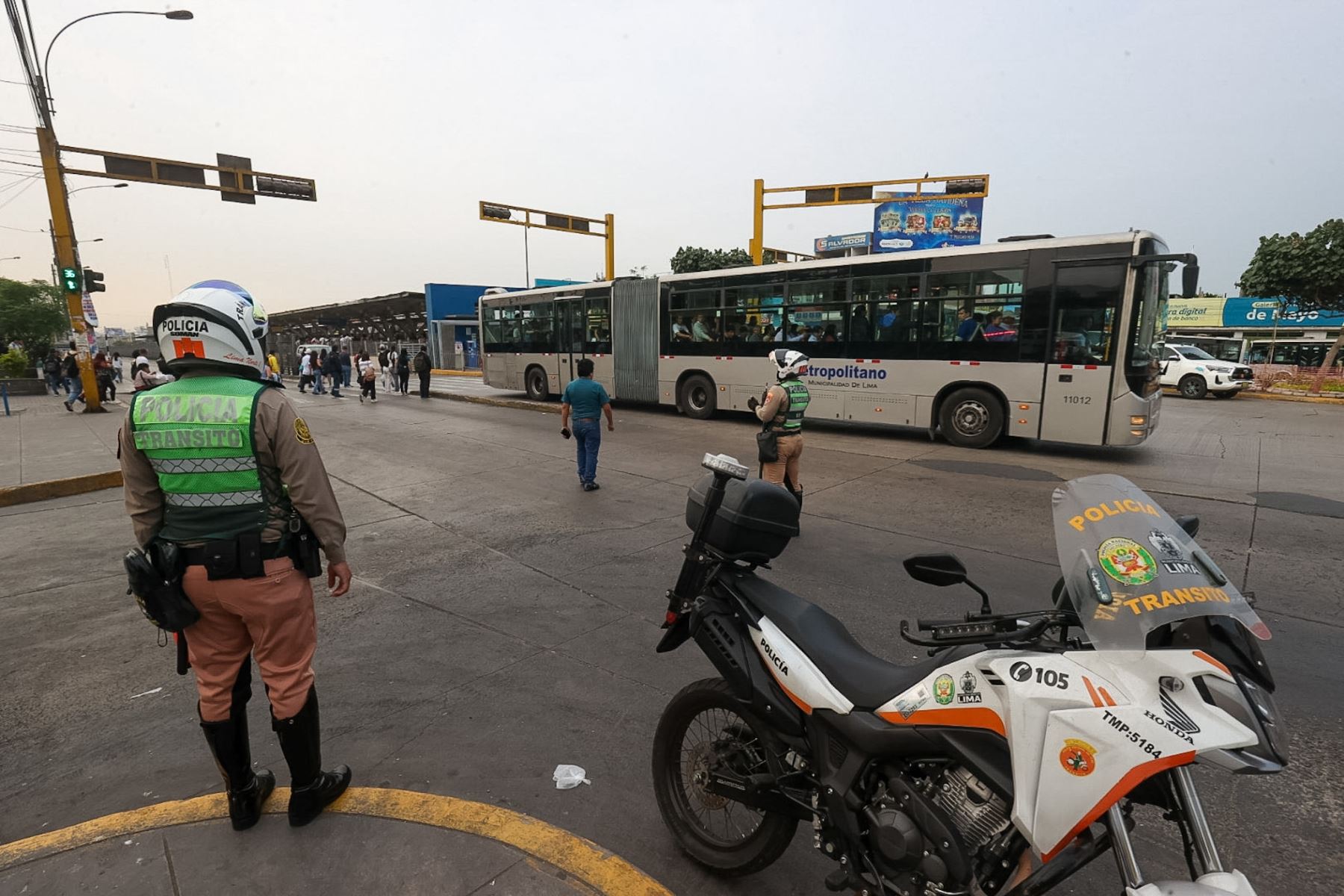 Personal policial custodia los paraderos del óvalo Naranjal para la normal movilización del público tras la convocatoria de paro de transportistas para el día de hoy.

Foto: ANDINA/ Juan Carlos Guzmán Negrini