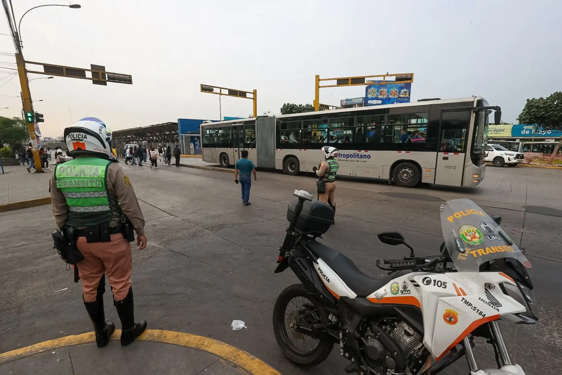 Personal policial custodia los paraderos del óvalo Naranjal para la normal movilización del público tras la convocatoria de paro de transportistas para el día de hoy.

Foto: ANDINA/ Juan Carlos Guzmán Negrini
