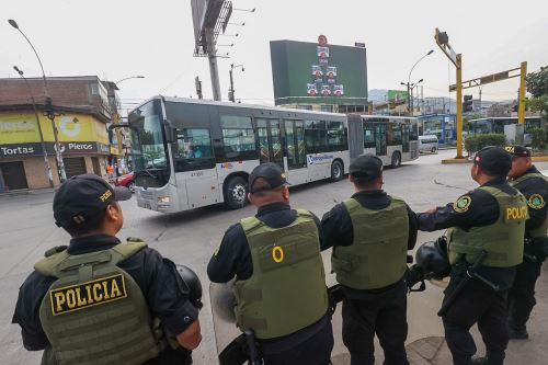 Policía Nacional brinda seguridad del transporte público en medio de jornada de paralización de labores de este sector. Foto:ANDINA/Juan Carlos Guzmán