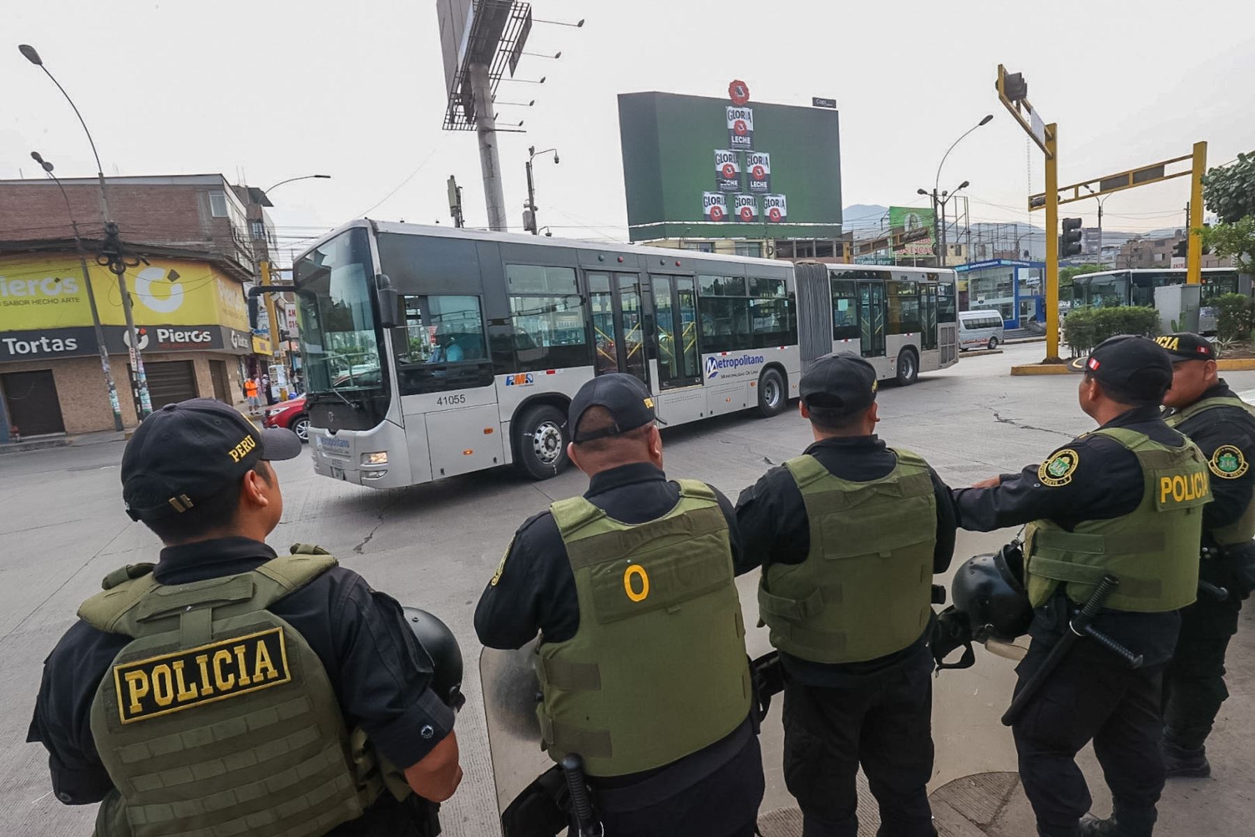 Personal policial custodia los paraderos del óvalo Naranjal para la normal movilización del público tras la convocatoria de paro de transportistas para el día de hoy.

Foto: ANDINA/ Juan Carlos Guzmán Negrini