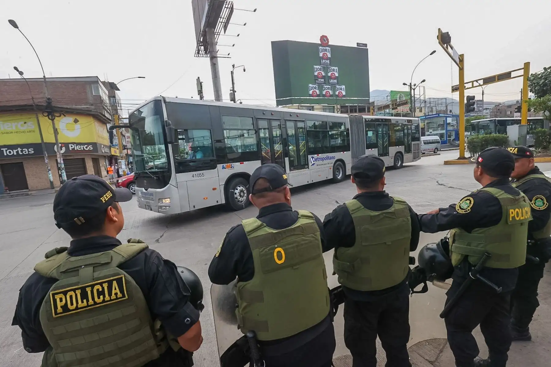 Personal policial custodia los paraderos del óvalo Naranjal para la normal movilización del público tras la convocatoria de paro de transportistas para el día de hoy.

Foto: ANDINA/ Juan Carlos Guzmán Negrini