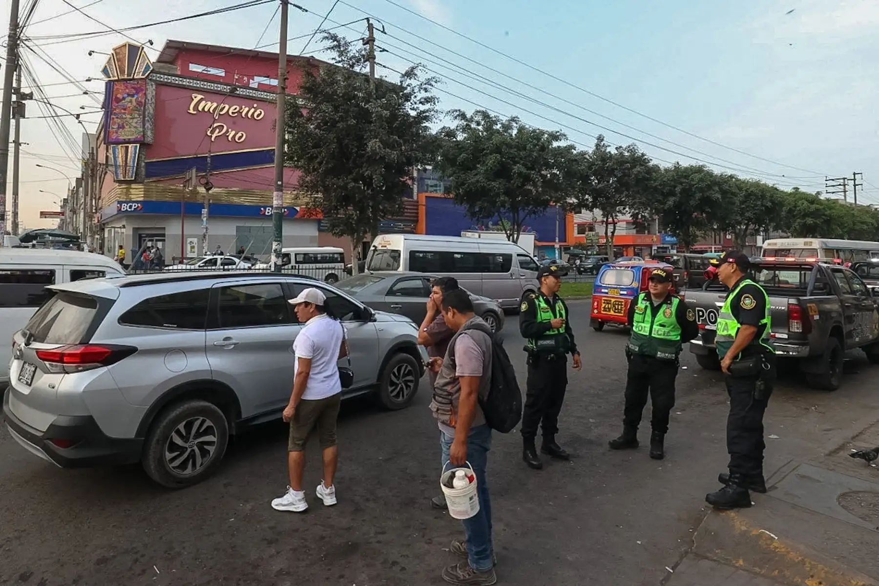 Personal policial custodia los paraderos del óvalo Naranjal para la normal movilización del público tras la convocatoria de paro de transportistas para el día de hoy.

Foto: ANDINA/ Juan Carlos Guzmán Negrini