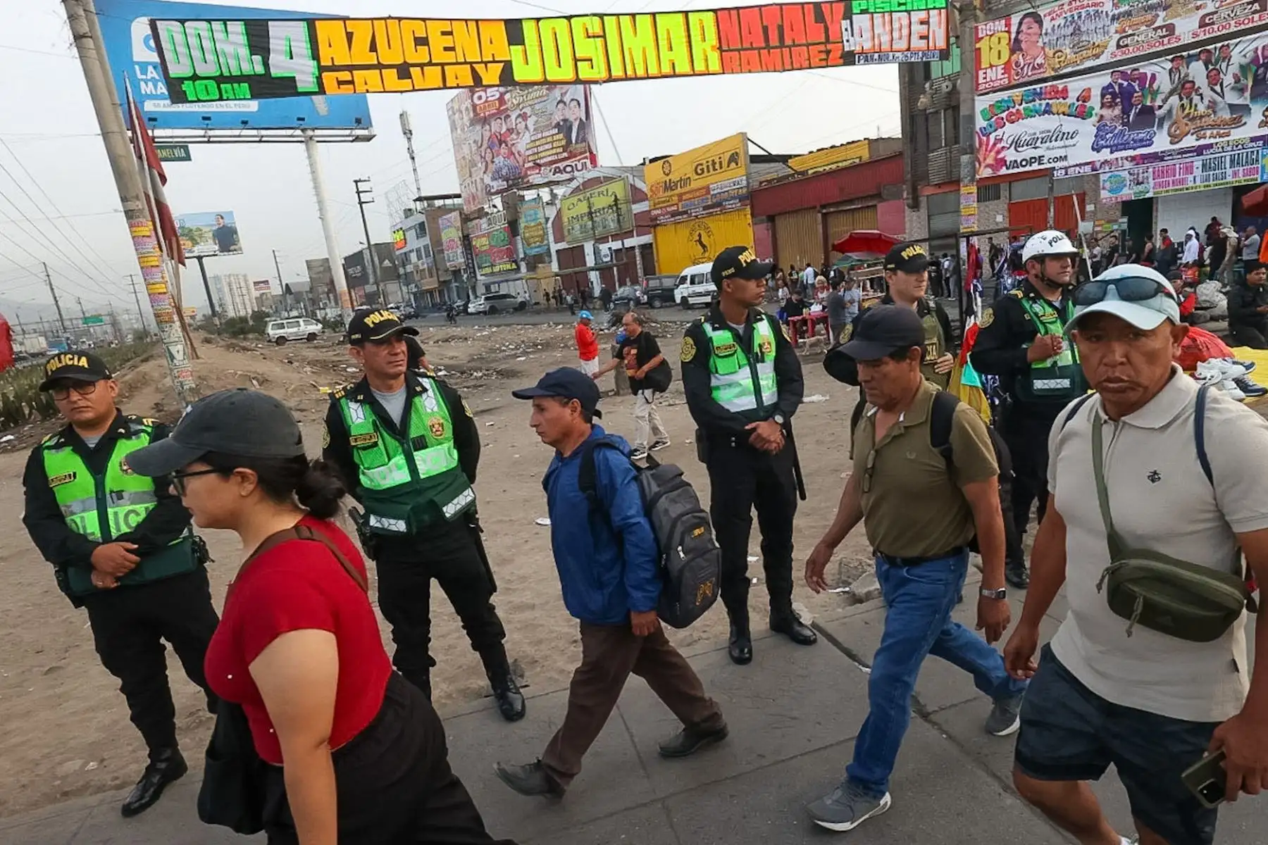 Personal policial custodia los paraderos del óvalo Naranjal para la normal movilización del público tras la convocatoria de paro de transportistas para el día de hoy.

Foto: ANDINA/ Juan Carlos Guzmán Negrini
