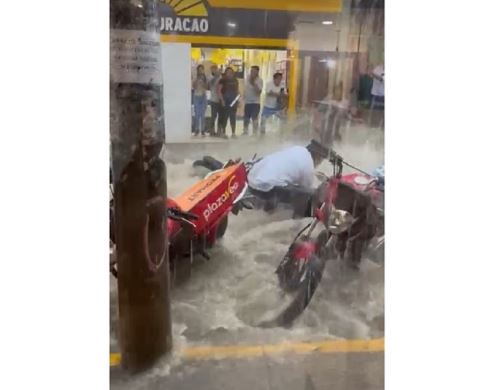 Varias motocicletas fueron arrastradas por la torrencial lluvia que se registró en la ciudad de Tarapoto este martes 13 de enero. ANDINA/Difusión