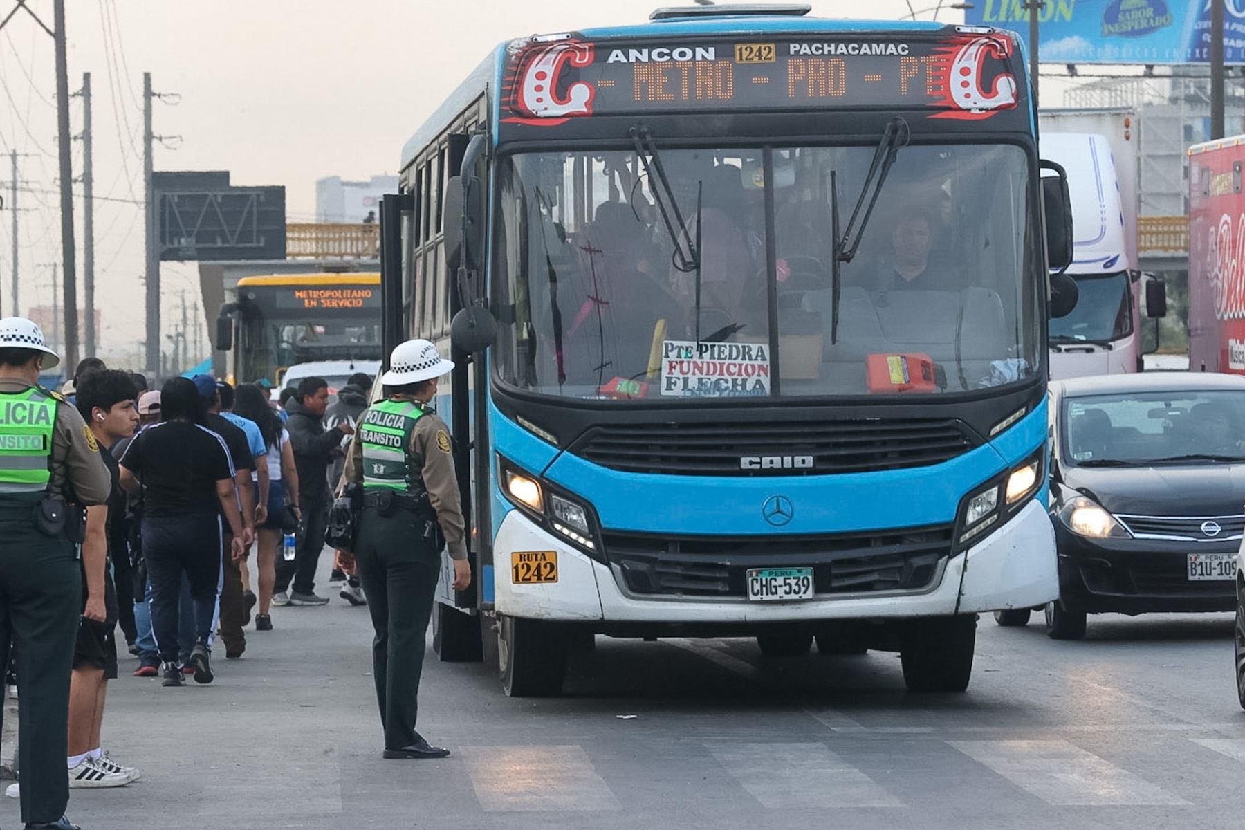 Personal policial custodia los paraderos del óvalo Naranjal para la normal movilización del público tras la convocatoria de paro de transportistas para el día de hoy.

Foto: ANDINA/ Juan Carlos Guzmán Negrini