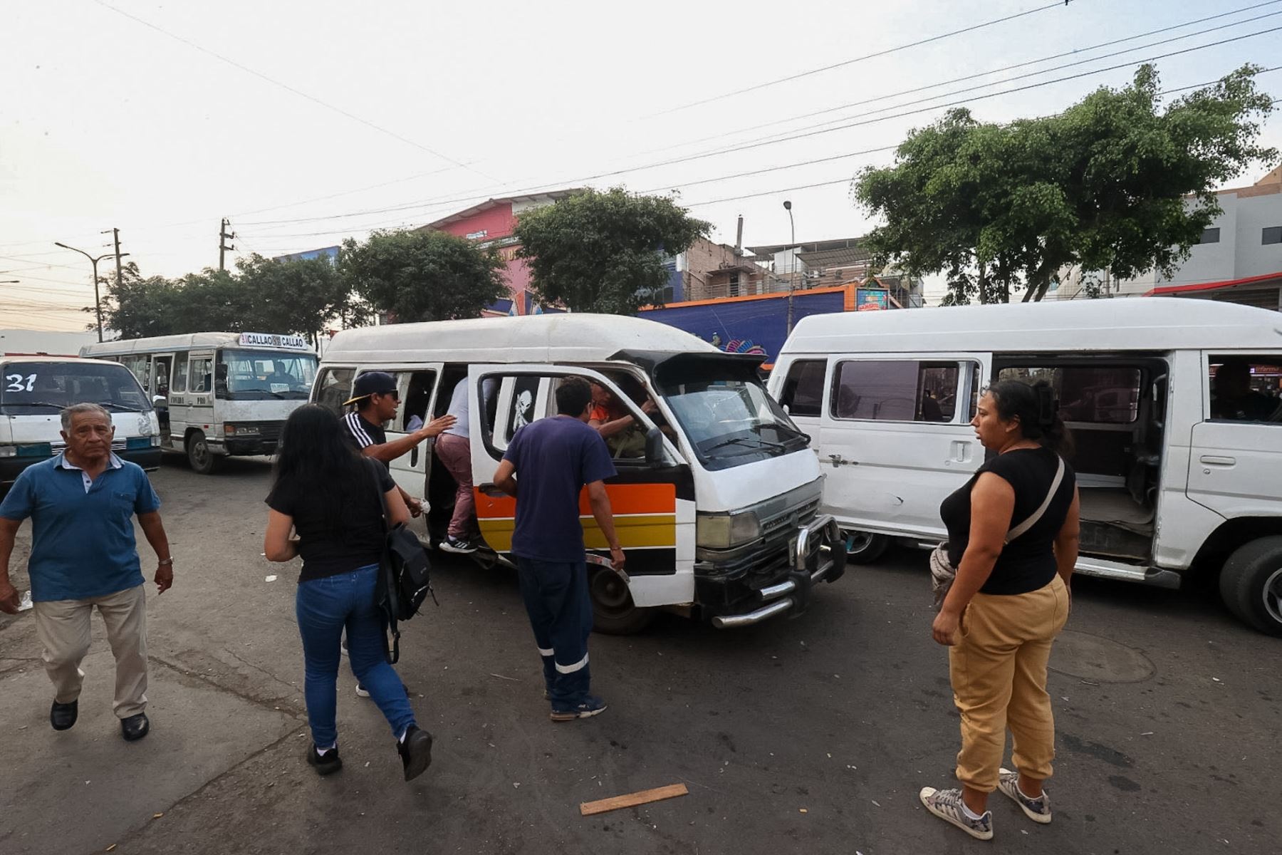 Alrededores del paradero Próceres (Pro) en Los Olivos, donde usuarios del transporte público se las ingenian para llegar a sus centros de labores pese al paro de transportistas convocado para hoy.
Foto: ANDINA/ Juan Carlos Guzmán Negrini.