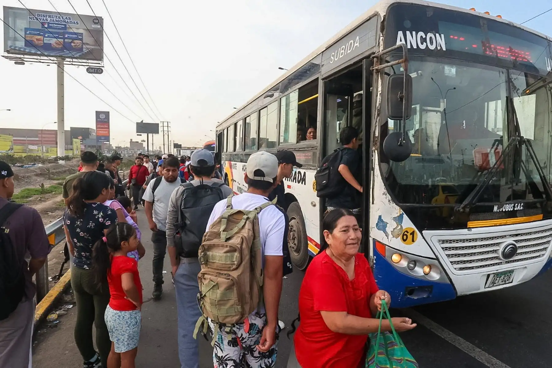 Alrededores del paradero Próceres (Pro) en Los Olivos, donde usuarios del transporte público se las ingenian para llegar a sus centros de labores pese al paro de transportistas convocado para hoy.
Foto: ANDINA/ Juan Carlos Guzmán Negrini.