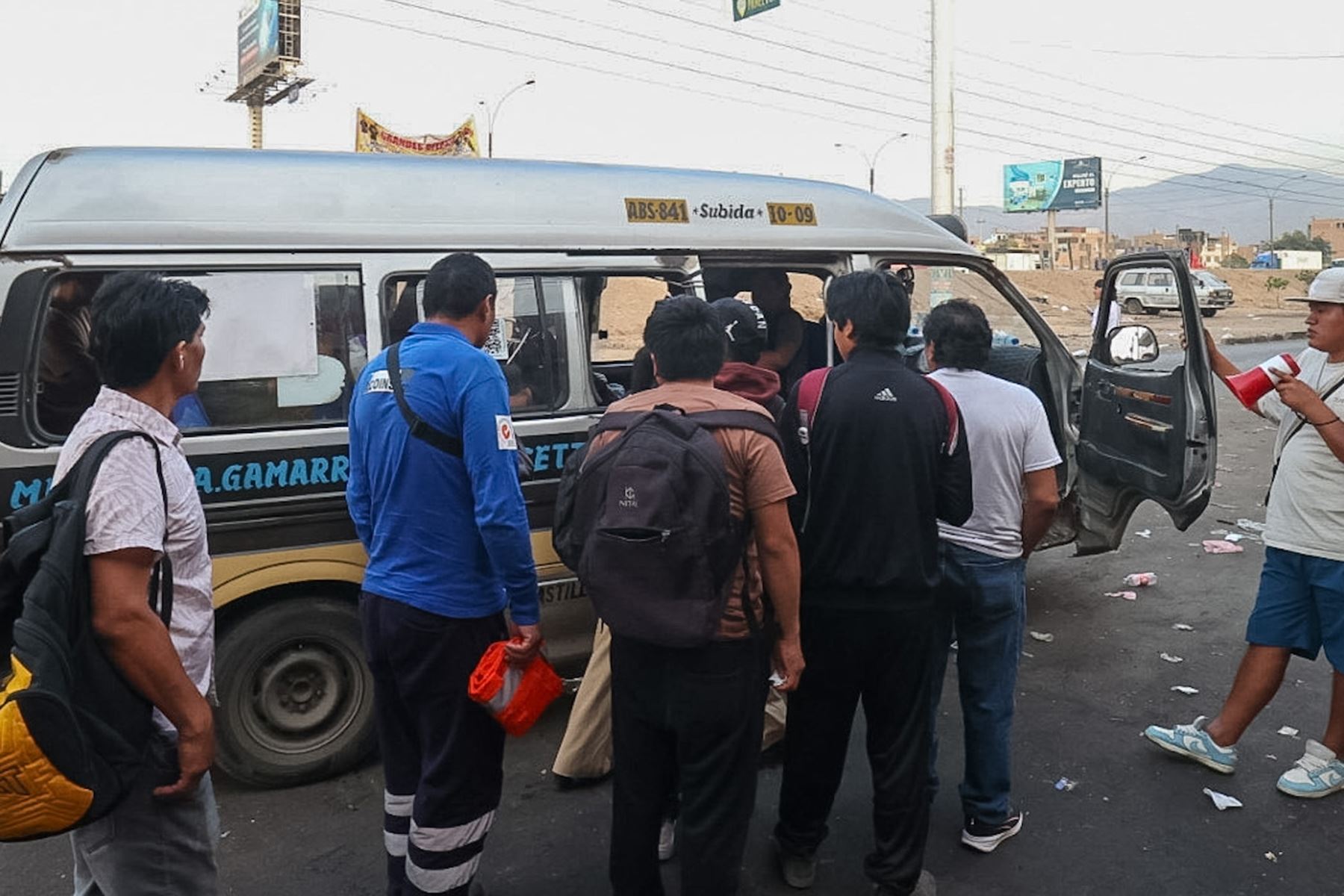Alrededores del paradero Próceres (Pro) en Los Olivos, donde usuarios del transporte público se las ingenian para llegar a sus centros de labores pese al paro de transportistas convocado para hoy.
Foto: ANDINA/ Juan Carlos Guzmán Negrini.