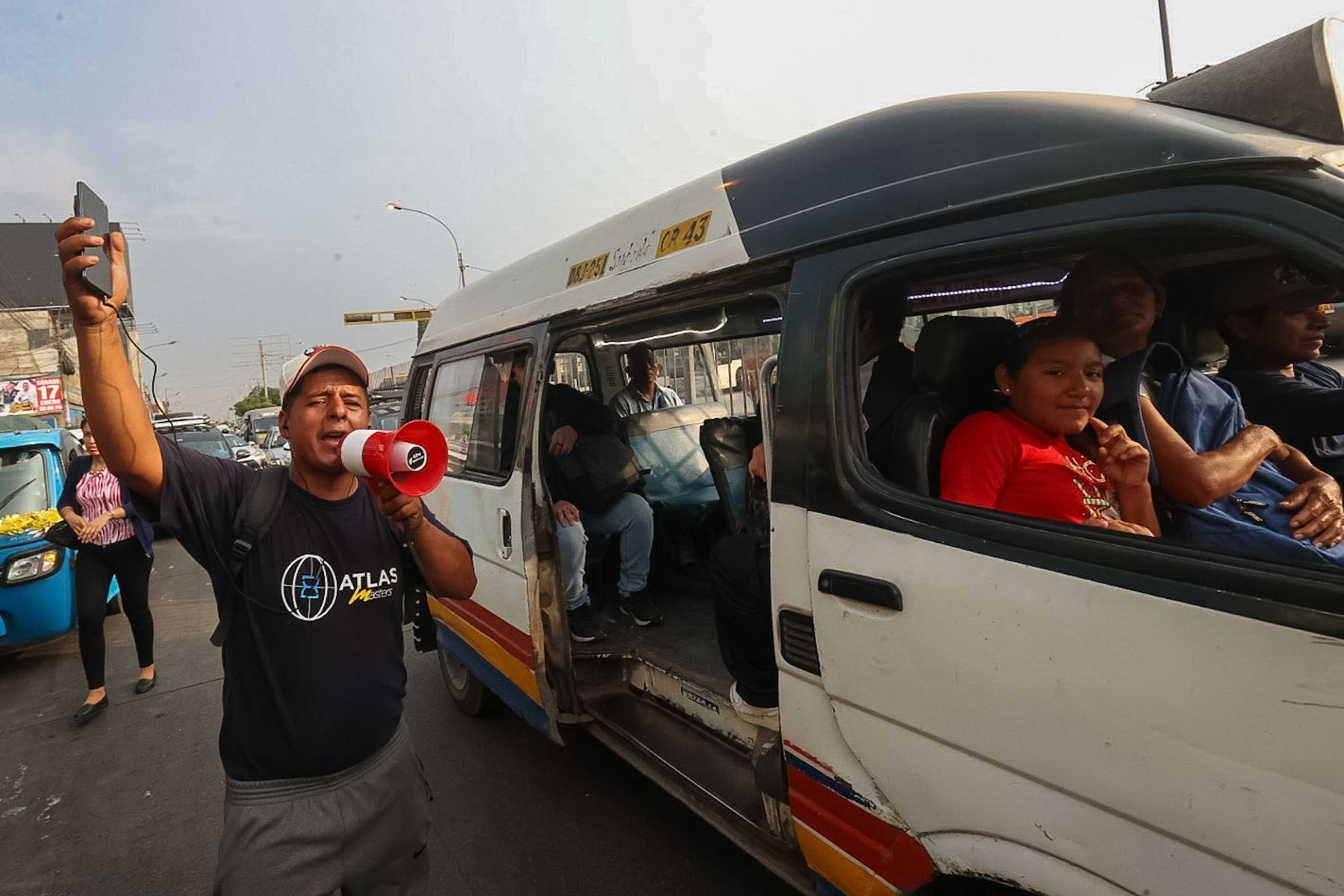 Alrededores del paradero Próceres (Pro) en Los Olivos, donde usuarios del transporte público se las ingenian para llegar a sus centros de labores pese al paro de transportistas convocado para hoy.
Foto: ANDINA/ Juan Carlos Guzmán Negrini.