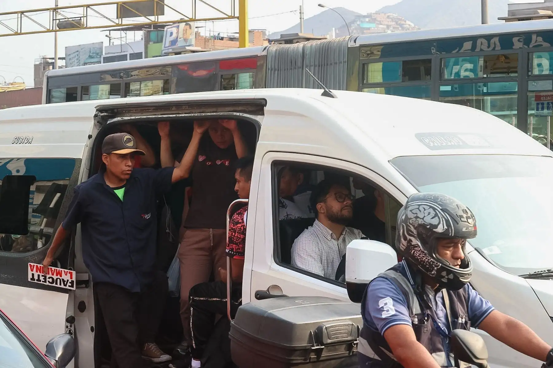 Alrededores del paradero Próceres (Pro) en Los Olivos, donde usuarios del transporte público se las ingenian para llegar a sus centros de labores pese al paro de transportistas convocado para hoy.
Foto: ANDINA/ Juan Carlos Guzmán Negrini.