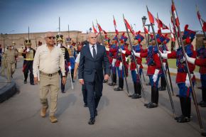 Desde la Fortaleza del Real Felipe, en la provincia constitucional del Callao, el presidente del Consejo de Ministros, Ernesto Álvarez, lideró el izamiento del pabellón nacional y la entonación de las sagradas notas de nuestro himno nacional, junto a ministros de Estado y autoridades del primer puerto