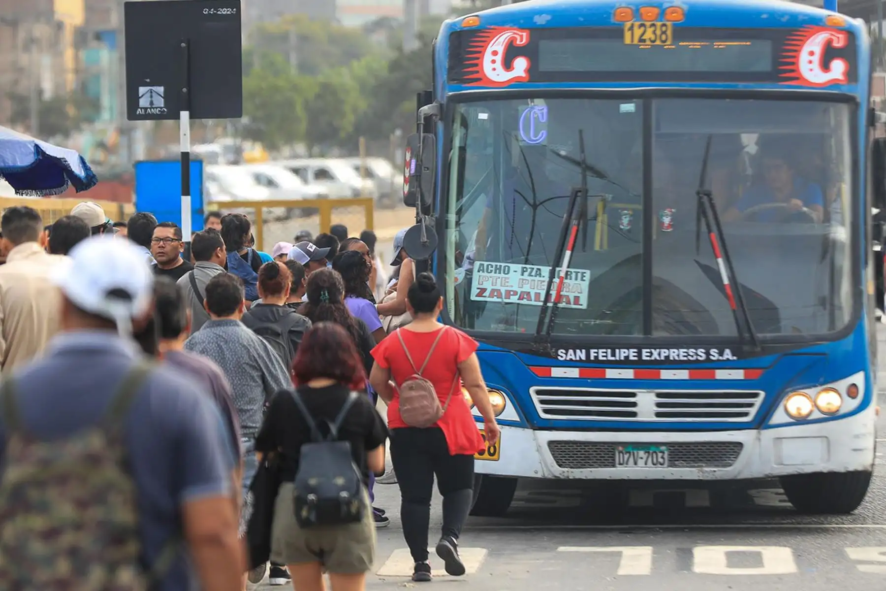 Poca afluencia de pasajeros en el paradero Puente Nuevo durante el paro de transportistas de este 14 de enero de 2026.
Foto: ANDINA/ Ricardo Cuba.